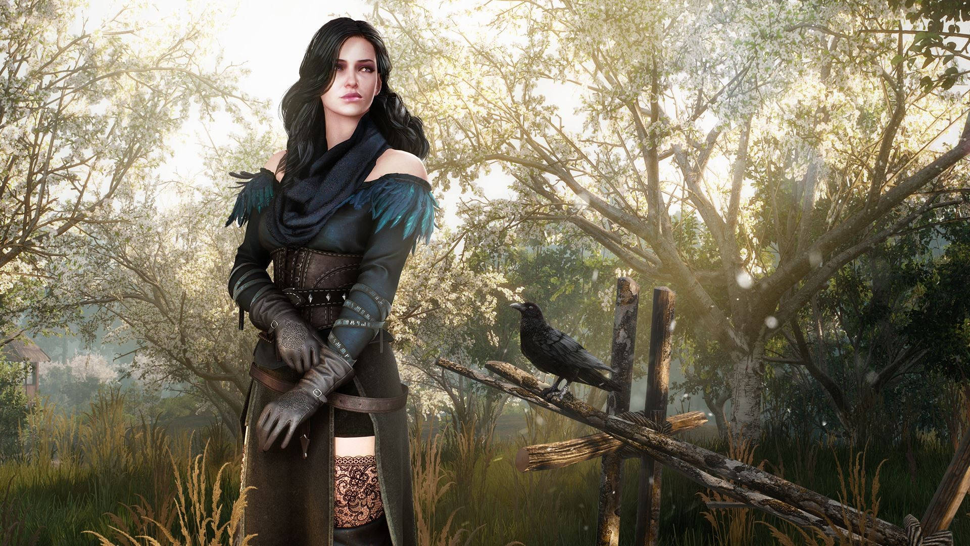 The Witcher 3 桌布 壁紙 — 一位黑髮女巫身穿皮甲，站在陽光明媚的森林中，一隻烏鴉棲息在木柵欄上。