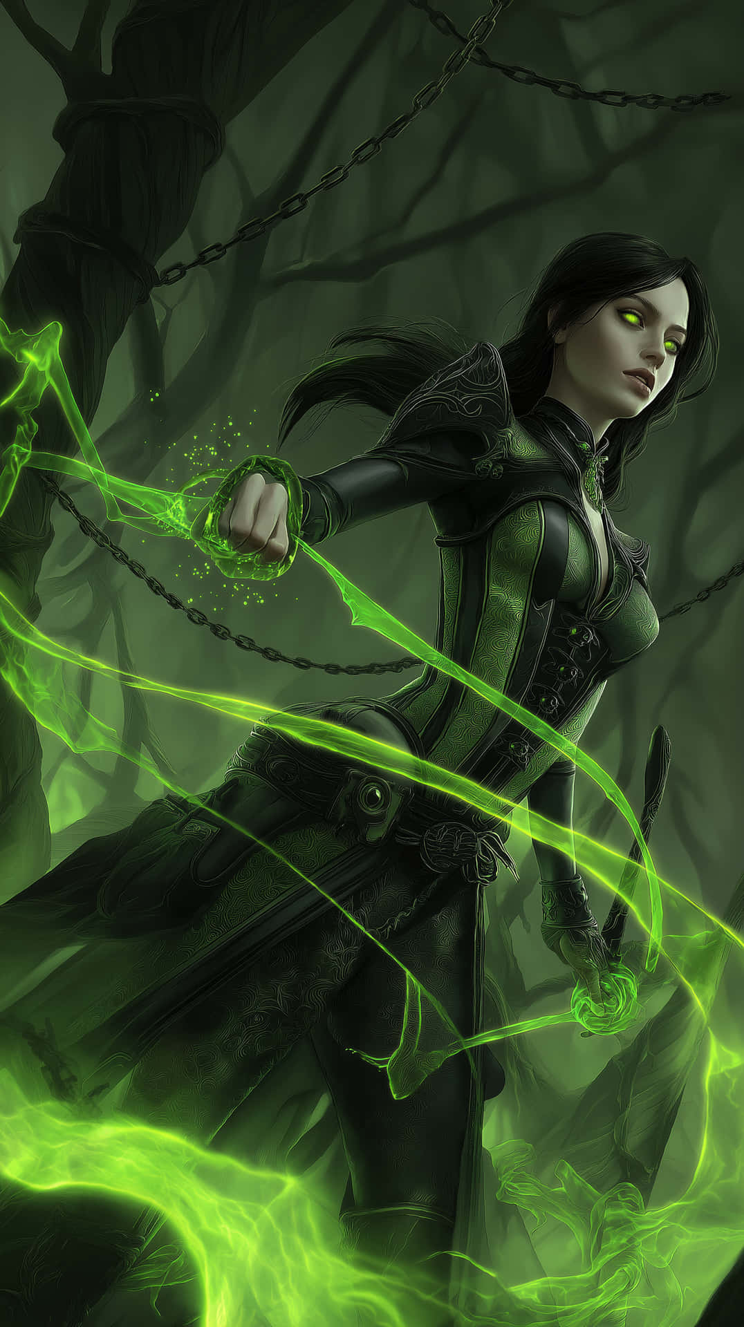 Mystical Sorceress Wielding Ethereal Energy 壁紙 — 一位黑髮女巫身穿黑色盔甲，在陰暗的森林中通過鎖鏈引導發光的綠色能量。