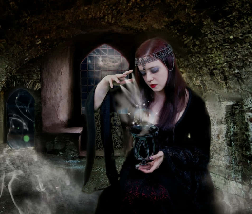 Magic Spell 桌布 壁紙 — 一位黑髮女巫身穿黑色長袍，在石製地窖中進行神秘儀式，周圍有發光的符文和旋轉的煙霧。