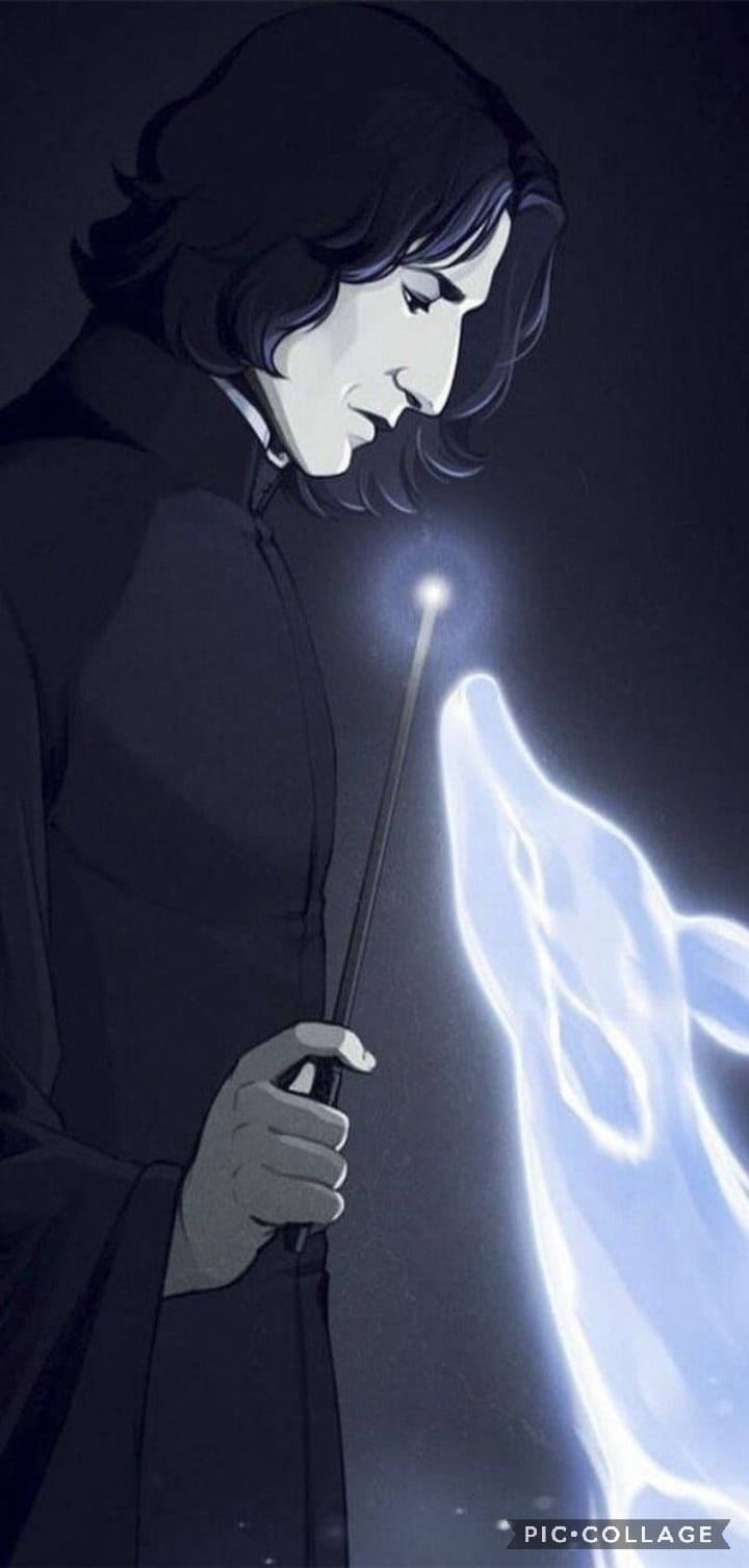 snape 桌布 壁紙 — 一位黑髮巫師身穿黑色長袍，手持發光魔杖，在陰暗背景下施展明亮的藍色法術。
