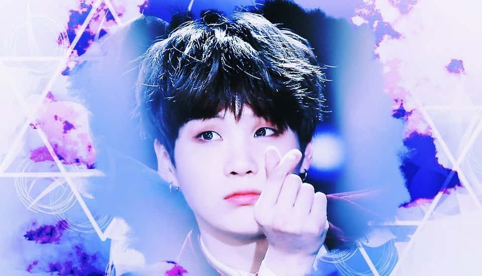 슈가 桌布 壁紙 — 一位黑髮年輕男子在充滿活力的藍色和紫色抽象背景前做出心形手勢，背景帶有幾何疊加。