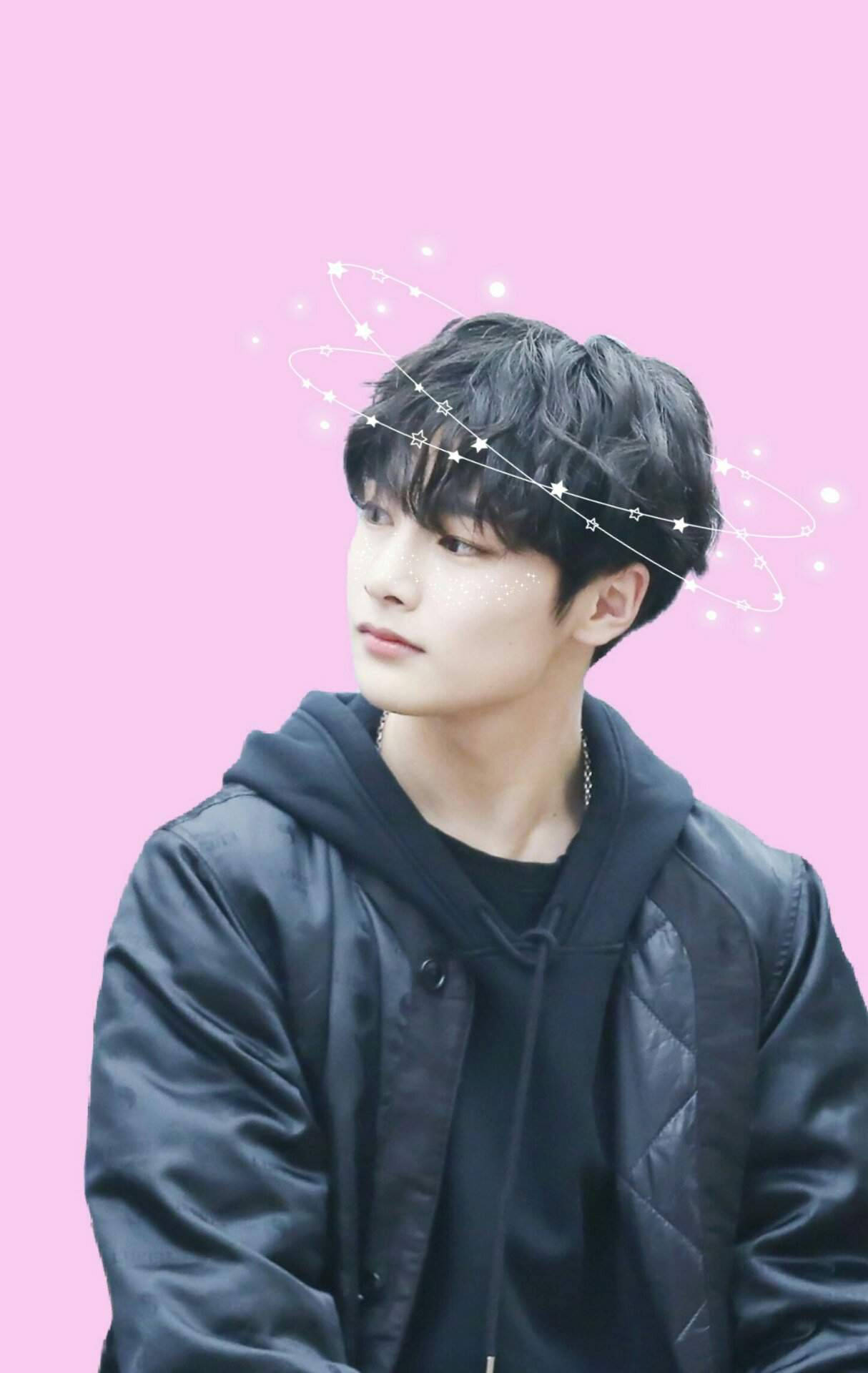 Stray Kids 桌布 壁紙 — 一位黑髮年輕男子帶著星形光環，在柔和的粉紅色背景前沉思地凝視。