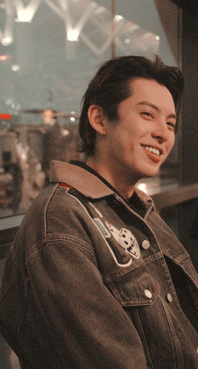 Dylan Wang 桌布 壁紙 — 一位黑髮年輕男子穿著帶有斑點狗圖案補丁的牛仔外套，露出溫暖的笑容。