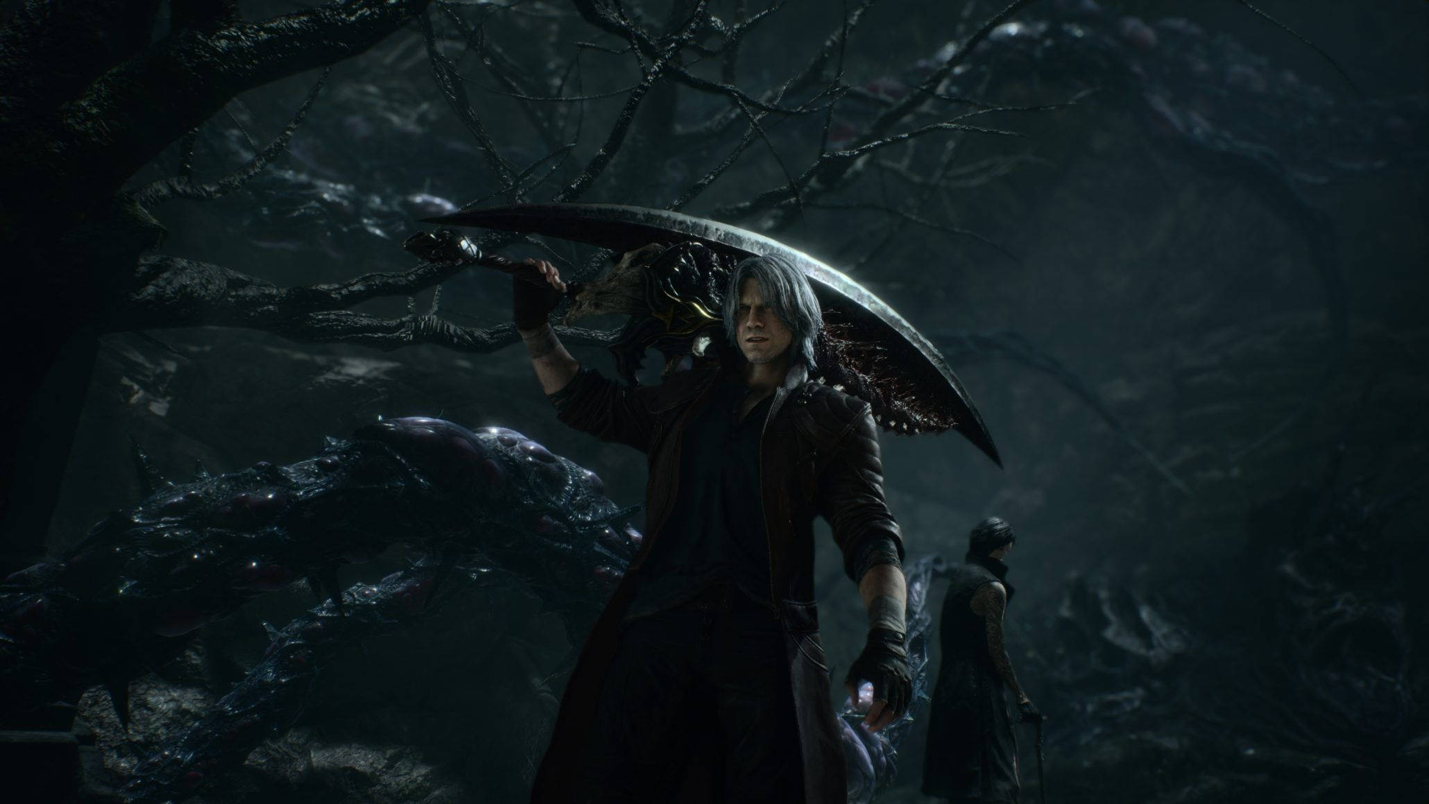 Devil May Cry 5 桌布 壁紙 — 一位黑髮戰士在迷霧籠罩、陰暗的森林中，在一棵多節的樹下揮舞著一把巨大的彎曲刀刃。