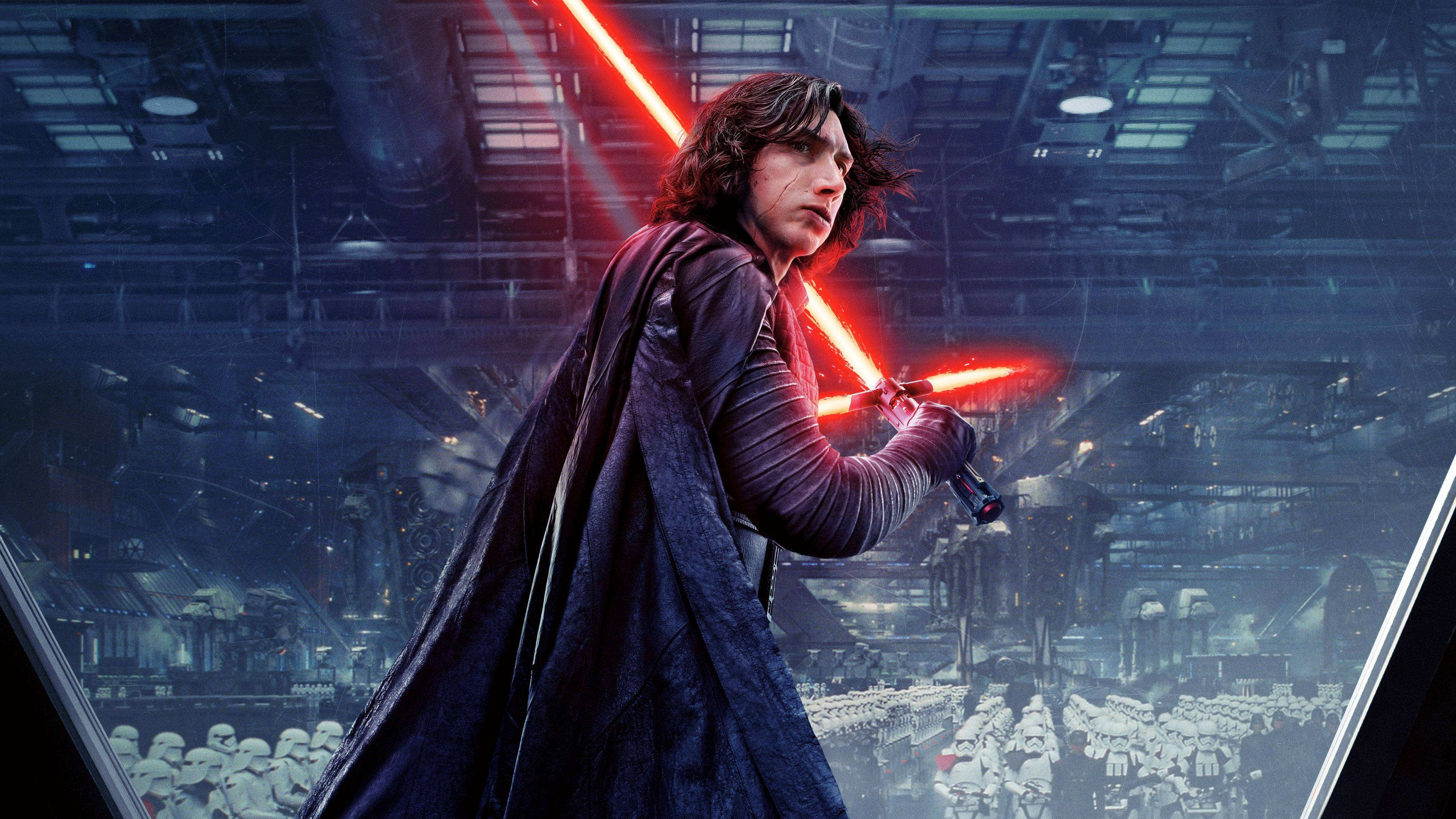 Star Wars Luke Skywalker 4K 桌布 壁紙 — 一位黑髮戰士身穿黑色長袍，在充滿風暴兵的未來工業競技場中揮舞兩把紅色光劍。
