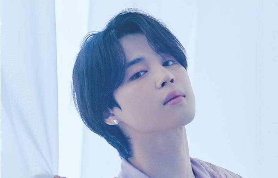 BTS 智旻 桌布 壁紙 — 一位黑髮戴珍珠耳環的年輕男子，在柔軟的白色窗簾背景下向上凝視。