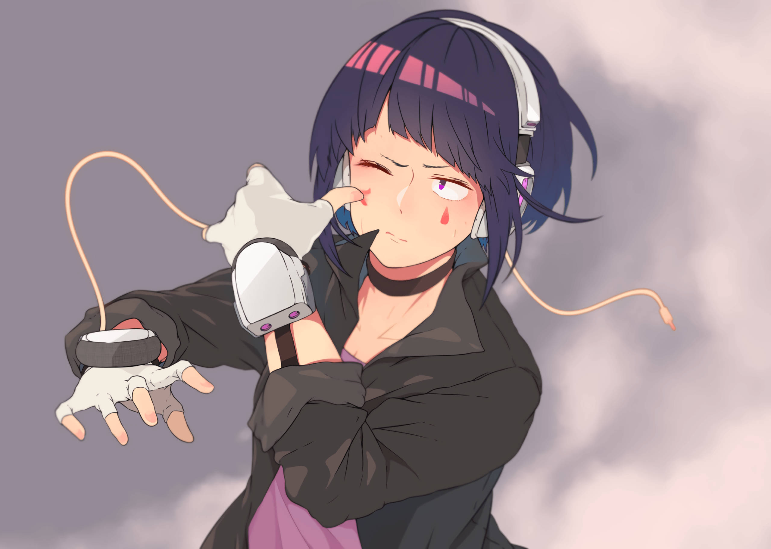 高清 桌布 壁紙 — 一位黑髮戴耳機的動漫女孩，在陰天背景下拿著遊戲控制器眨眼。