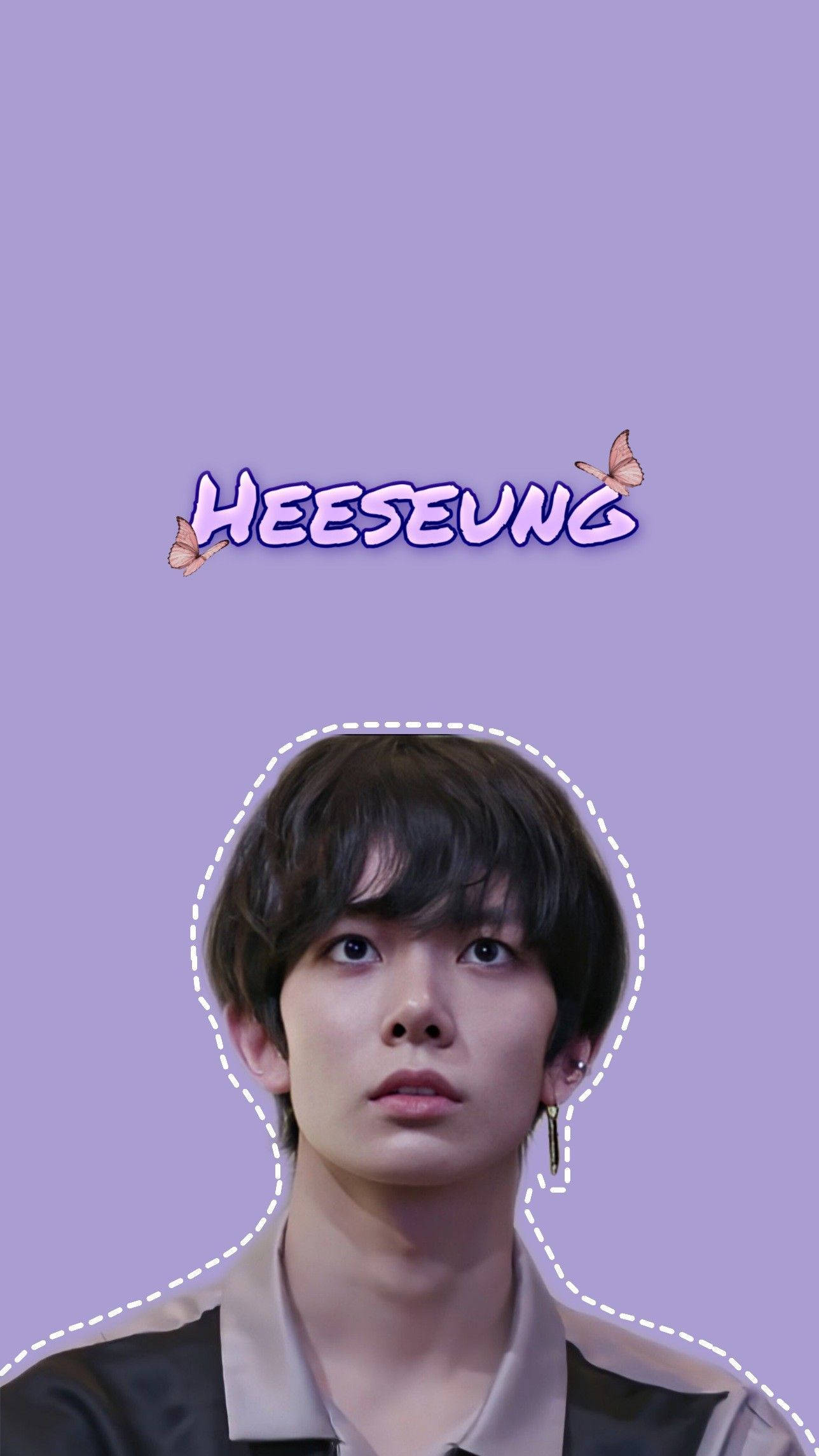 Kpop Aesthetic 桌布 壁紙 — 一位黑髮戴耳環的年輕男子，在純色薰衣草背景上，抬頭仰望，背景上有「HEESEUNG」的名字和蝴蝶。