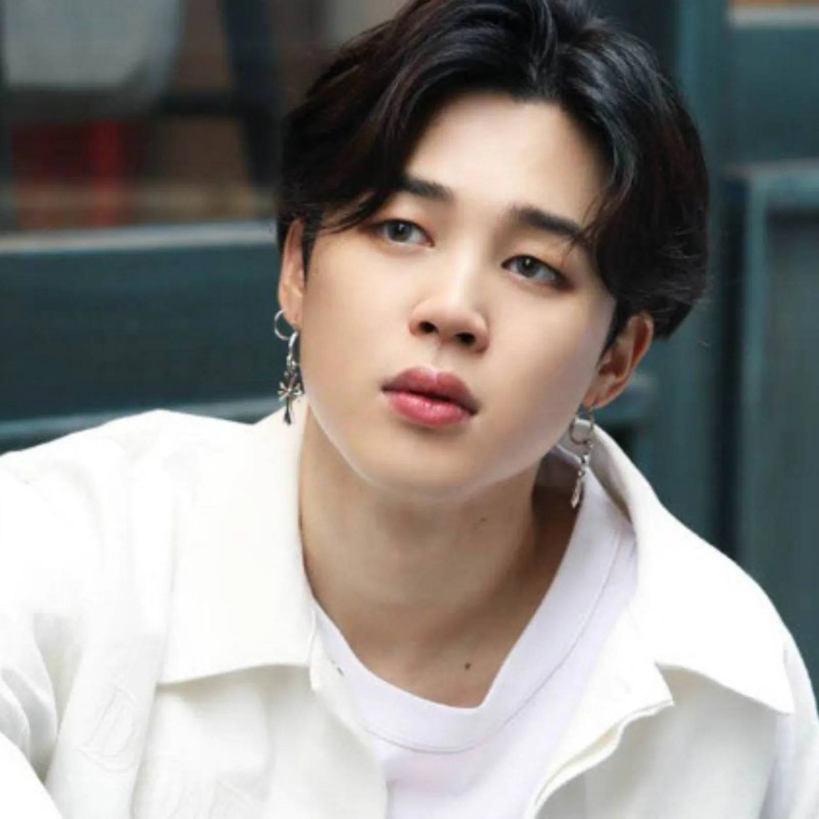 BTS 智旻 桌布 壁紙 — 一位黑髮戴銀耳環的年輕男子，穿著白襯衫，若有所思地凝視著。