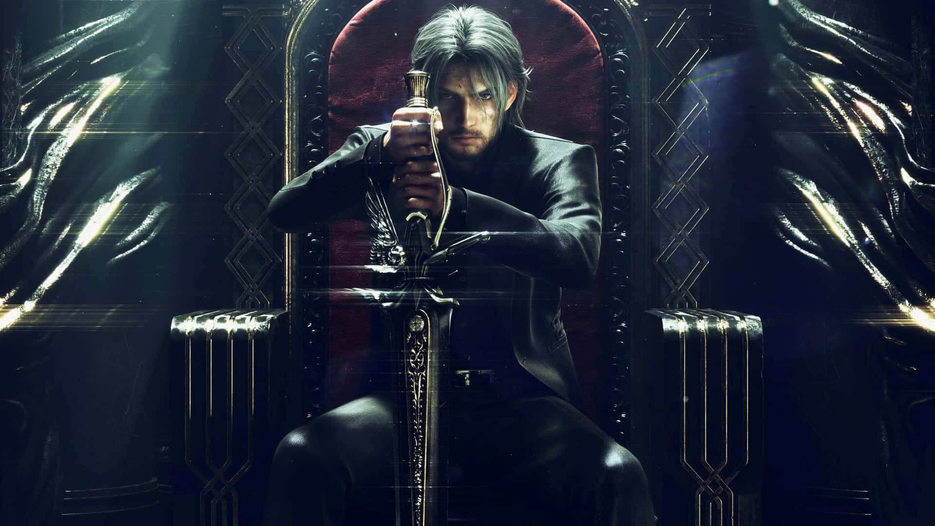 1080p Final Fantasy Xv 桌布 壁紙 — 一位黑髮男子身穿黑色西裝，威嚴地坐在華麗的王座上，在戲劇性的燈光下緊握著劍，神情專注。