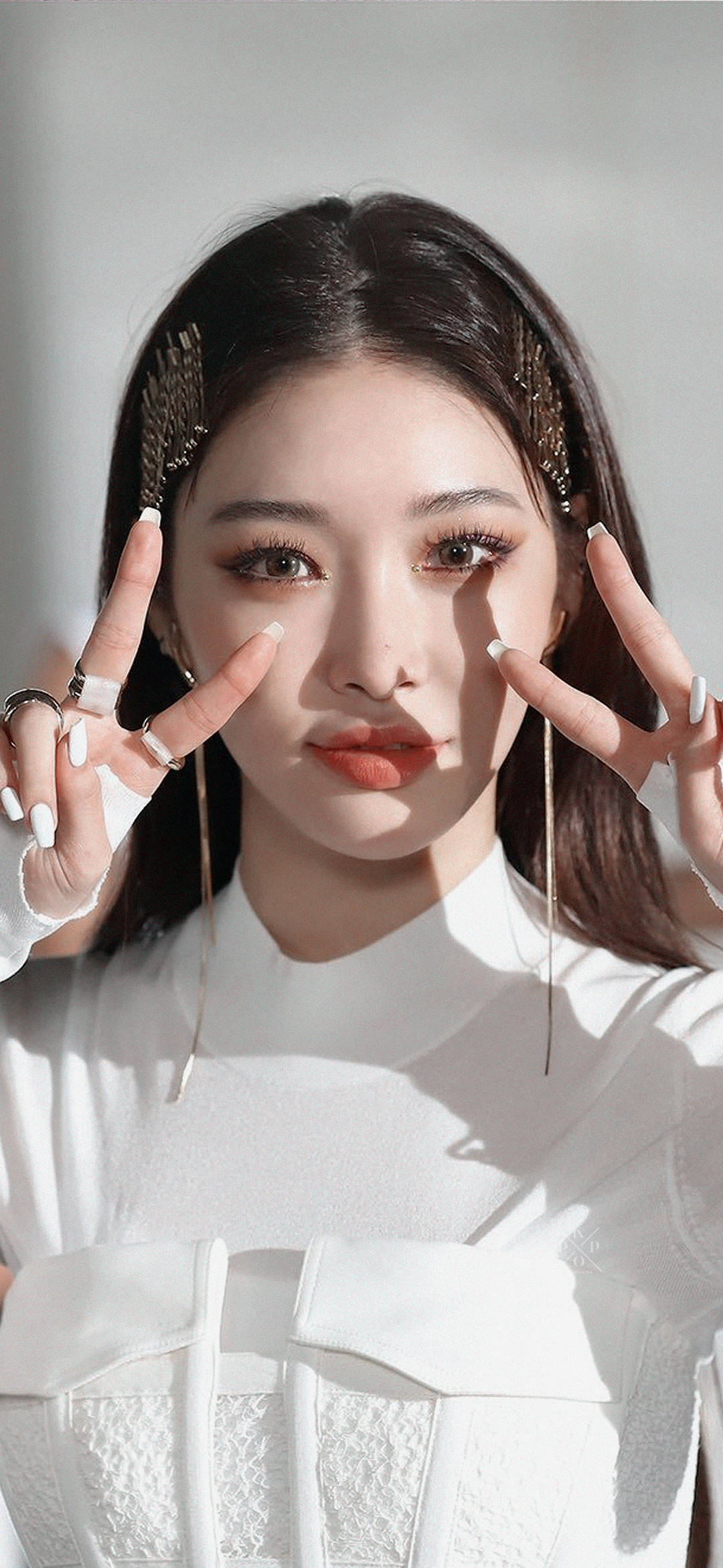 Chungha 桌布 壁紙 — 一位黑髮白指甲的年輕女性，在明亮的陽光下穿著白色質感上衣，用手指框住臉部。