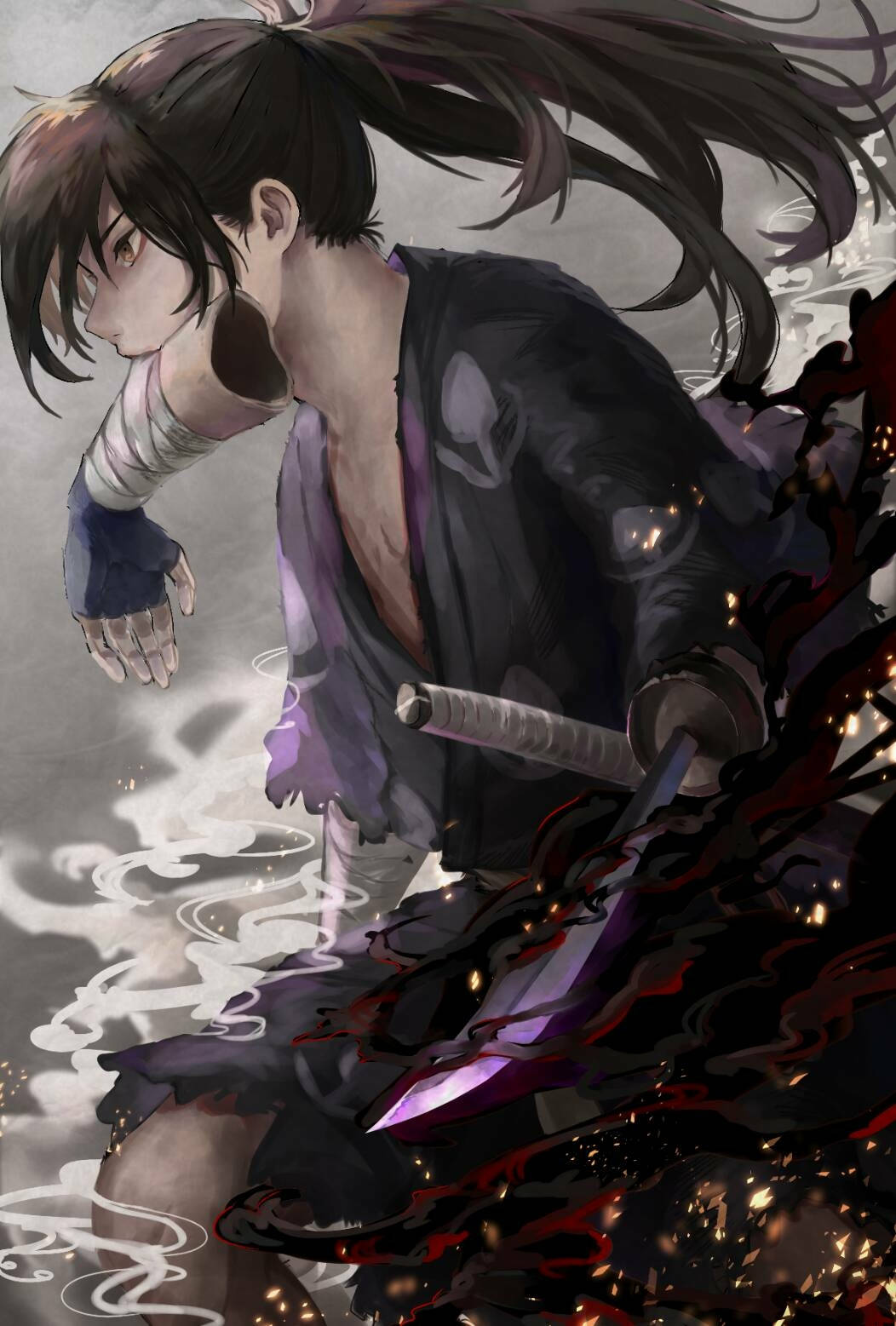 多羅羅 桌布 壁紙 — 一位黑髮的動漫戰士穿著破爛的黑色和紫色長袍，在旋轉的煙霧和火花中握著一把發光的劍。