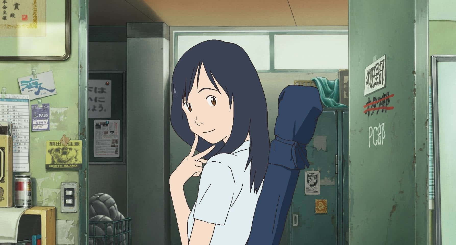 Summer Wars 桌布 壁紙 — 一位黑髮的年輕動漫女孩穿著校服，在雜亂的綠色牆壁走廊裡拿著一個藍色包包，露出頑皮的笑容。