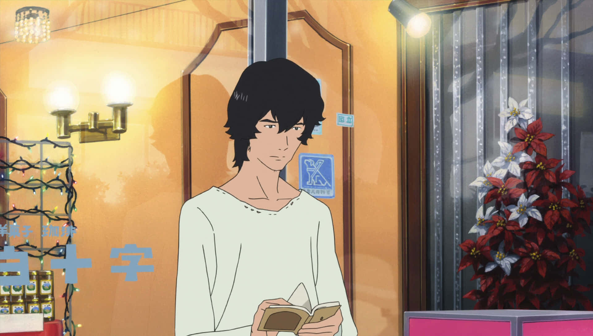 Wolf Children 桌布 壁紙 — 一位黑髮的年輕動漫男子在室內，在溫暖的黃色燈光下，靠近聖誕紅，手持一本書站立。