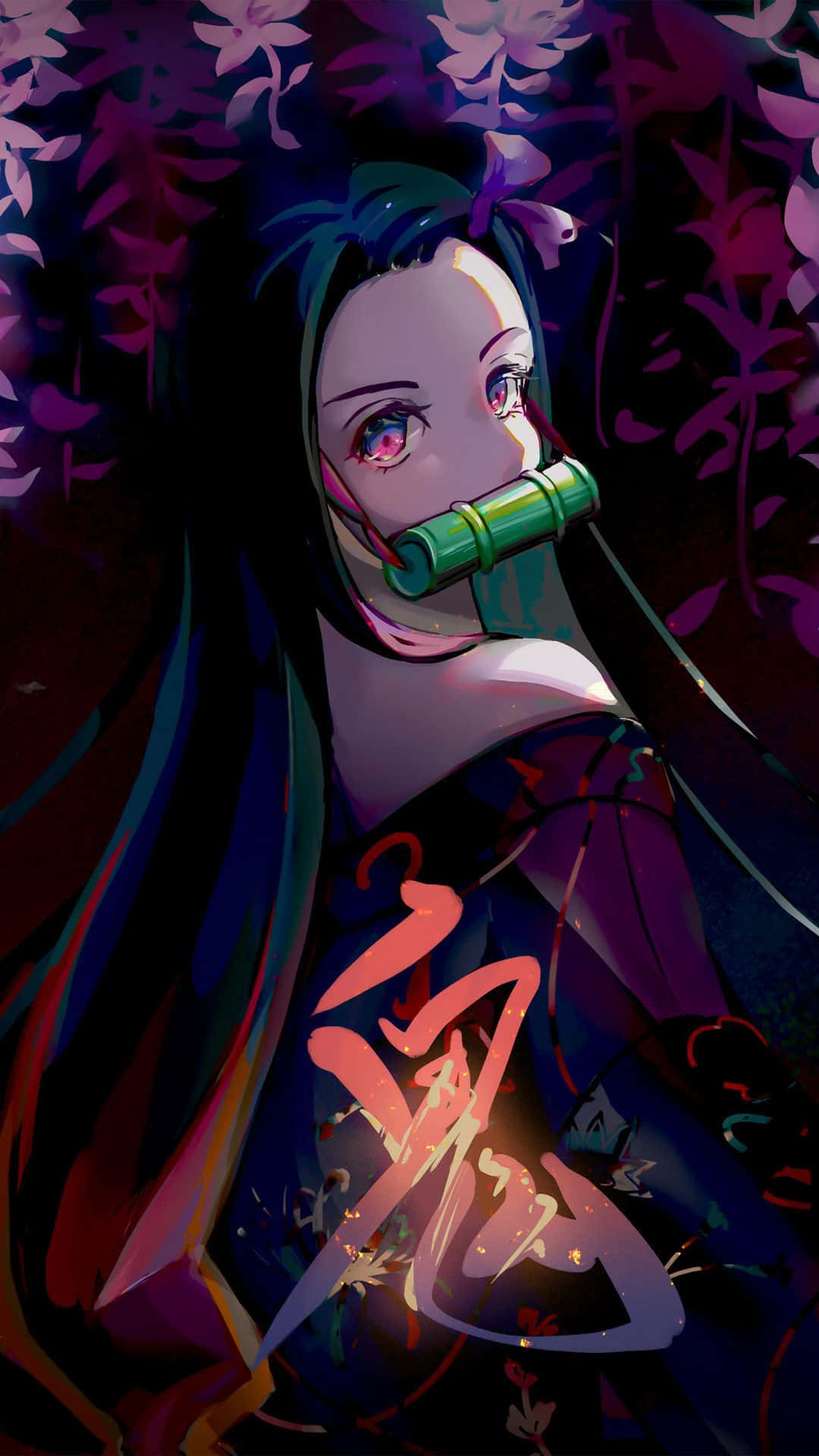 Cool Nezuko 桌布 壁紙 — 一位黑髮粉紅眼睛的動漫女孩，在紫色葉叢中戴著竹製口塞，胸前有發光漢字。