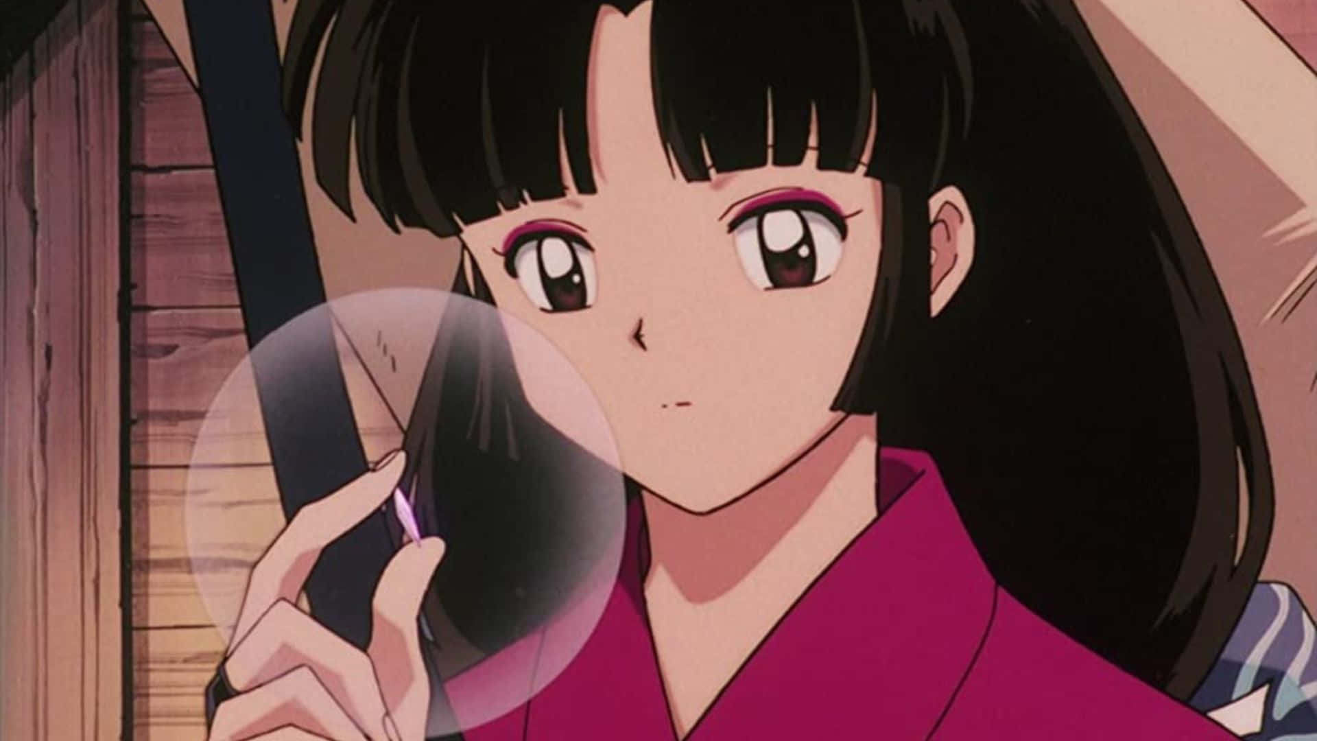 Sango 桌布 壁紙 — 一位黑髮粉紅眼睛的年輕動漫女孩在木質房間裡拿著劍。