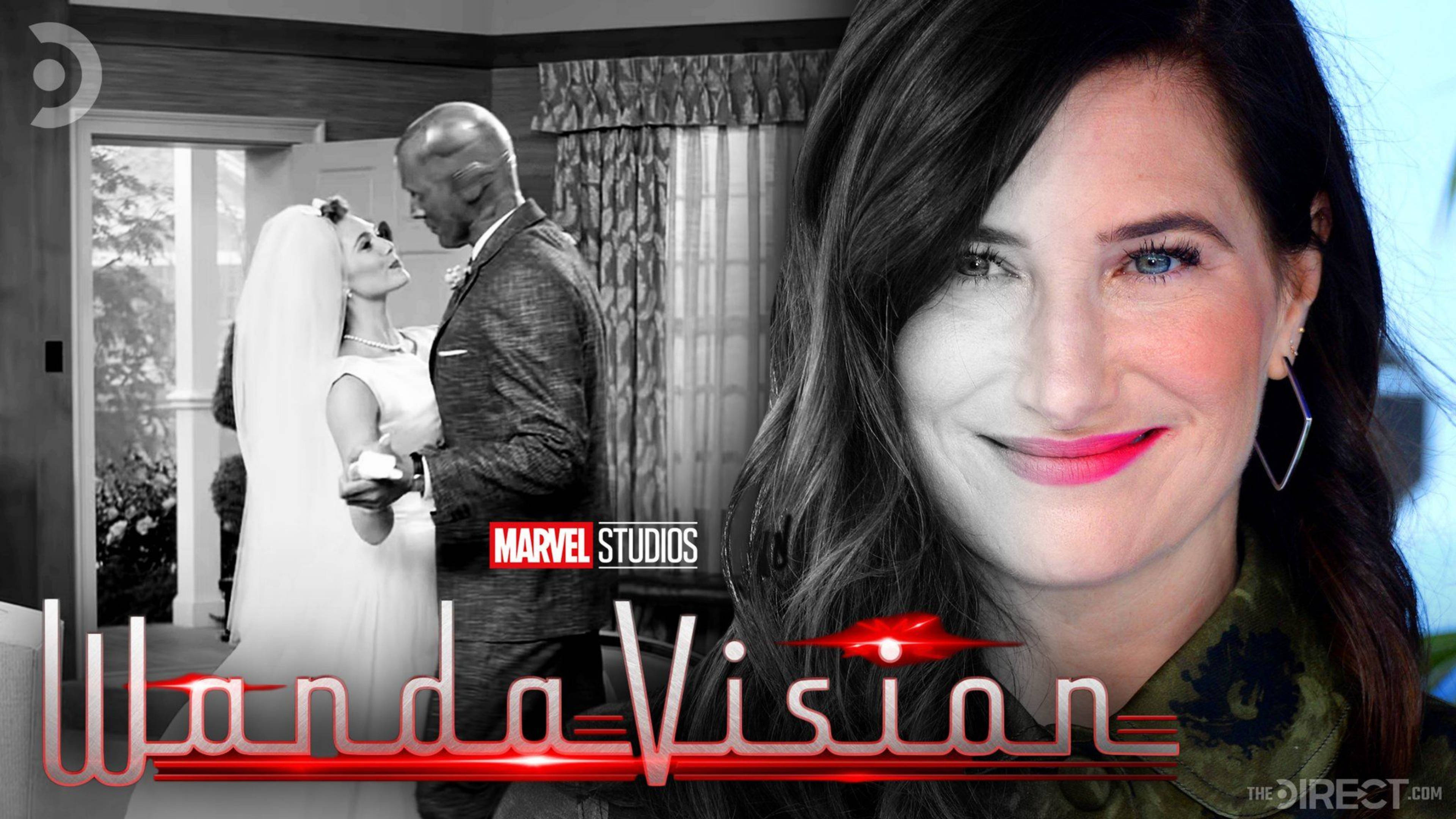 Agatha 桌布 壁紙 — 一位黑髮紅唇的微笑女性疊加在帶有Marvel Studios WandaVision標誌的黑白婚禮場景上。