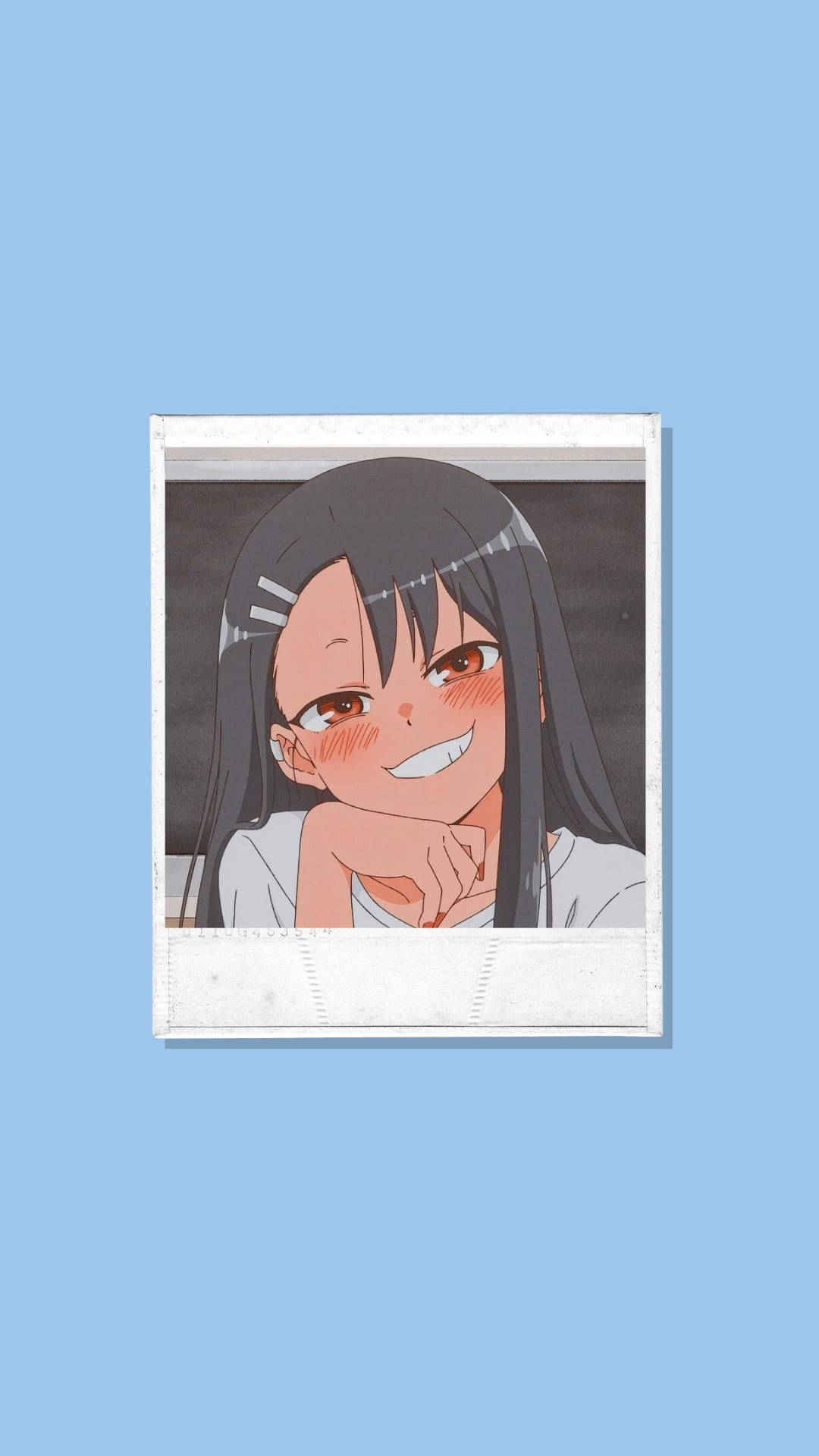 Nagatoro 桌布 壁紙 — 一位黑髮紅潤臉頰的開朗動畫女孩，在柔和藍色背景的拍立得風格相框中燦爛微笑。