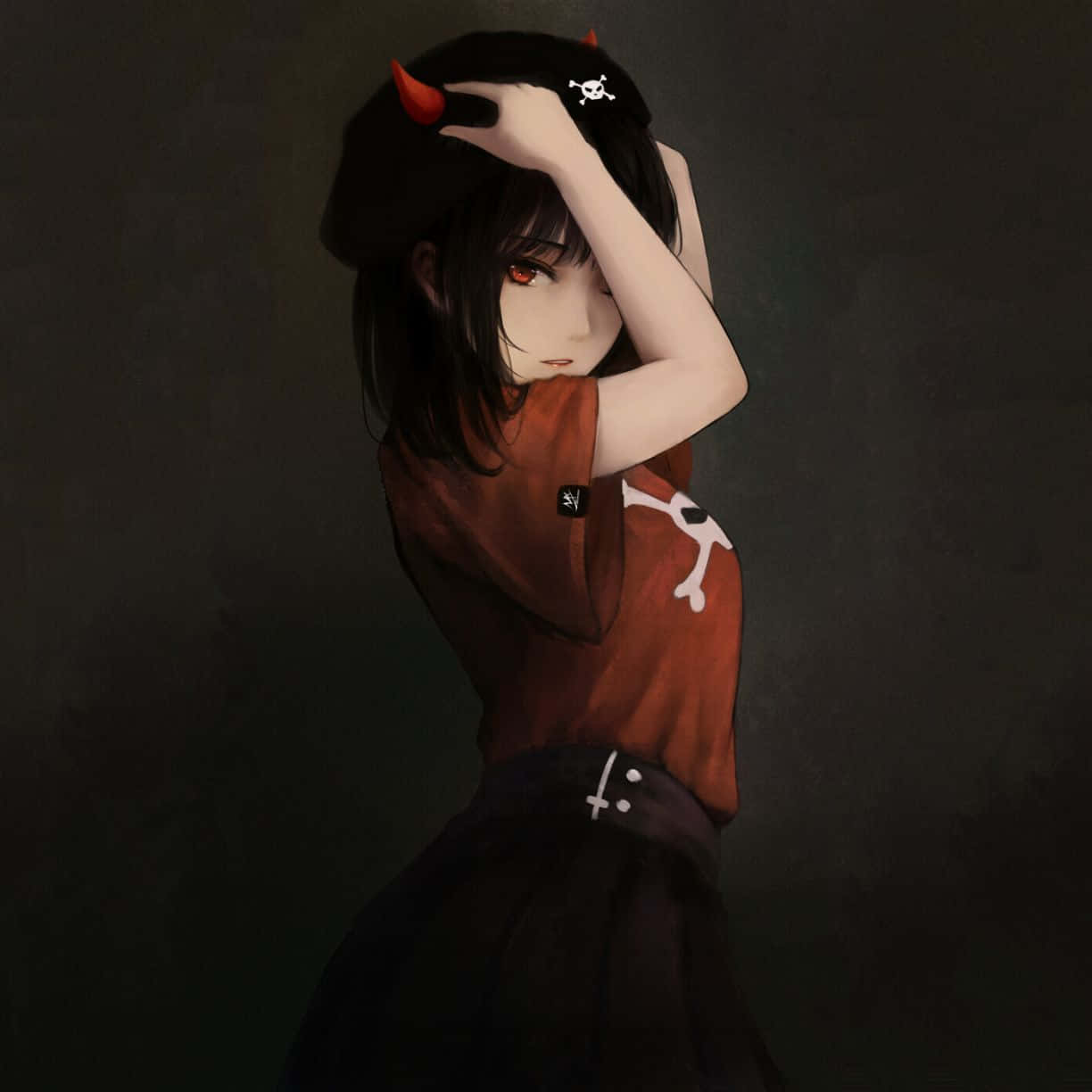 Devil Horns 桌布 壁紙 — 一位黑髮紅眼、長著惡魔角的動漫女孩，戴著骷髏帽，穿著骷髏圖案襯衫，背景是柔和的灰色。