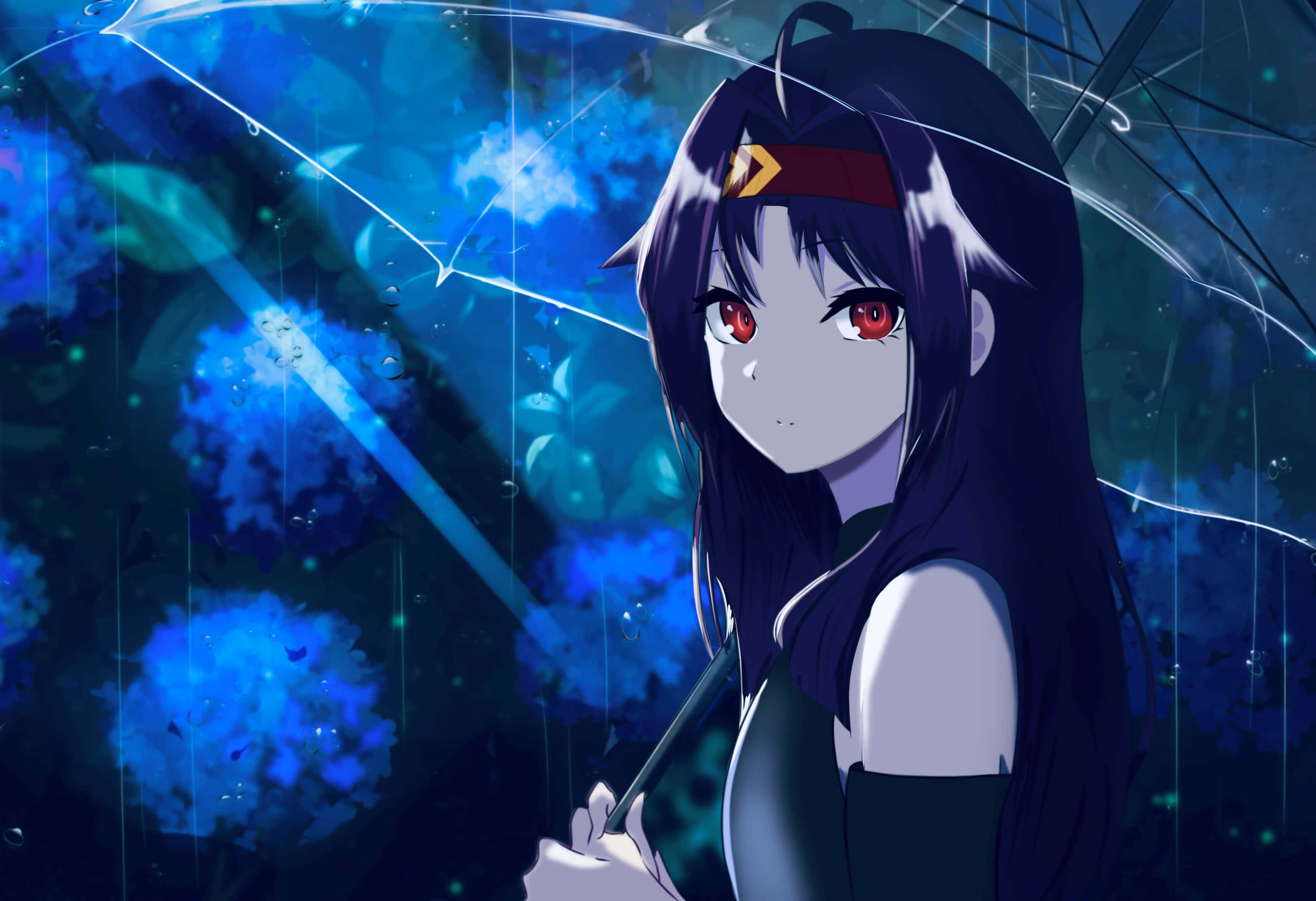 Yuuki Konno 桌布 壁紙 — 一位黑髮紅眼動漫女孩在神秘夜空下，於發光的藍色雨中撐著傘。