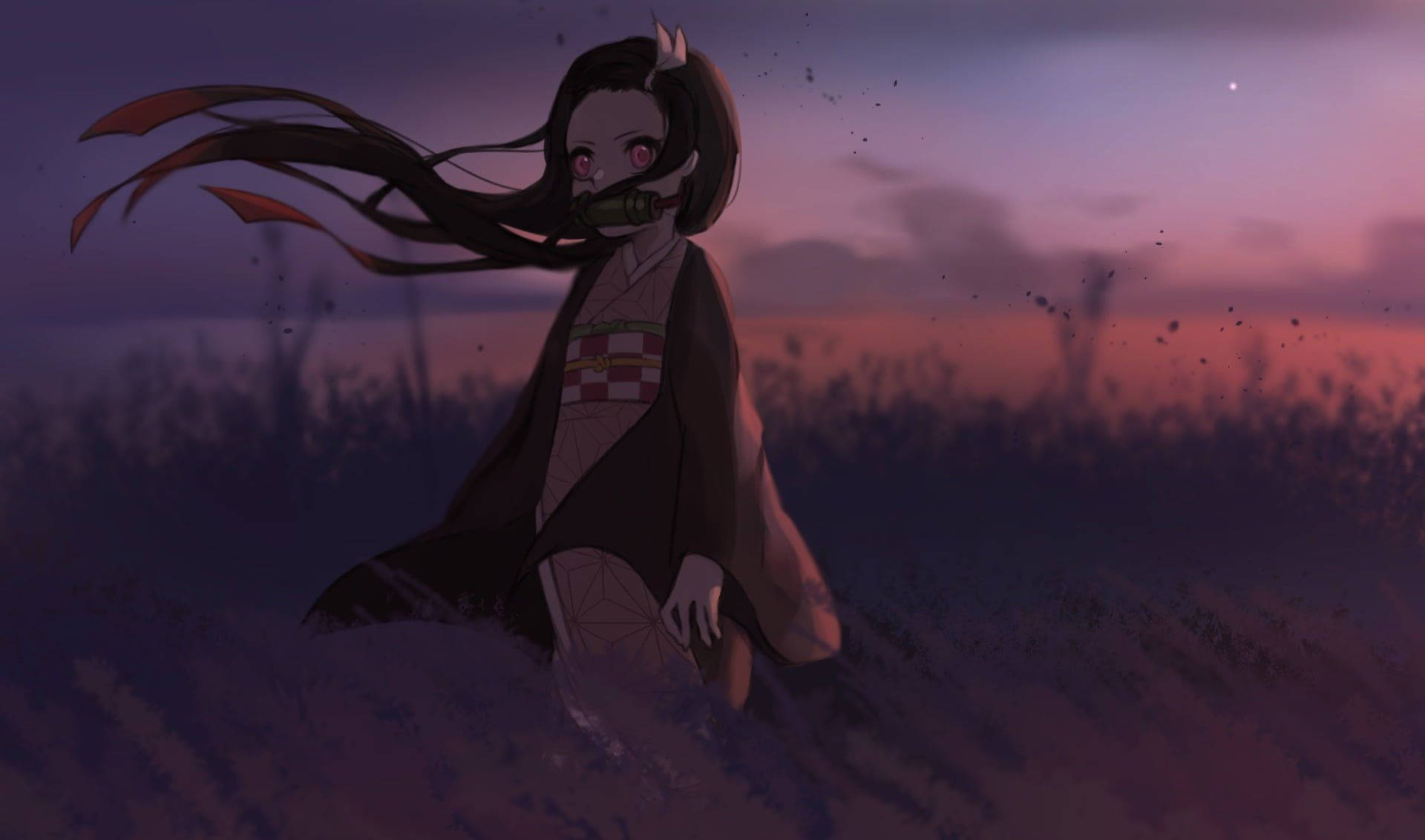 Demon Slayer Aesthetic 桌布 壁紙 — 一位黑髮紅眼的動漫女孩戴著口塞，在暮色中跪在田野裡，風吹動她的頭髮。