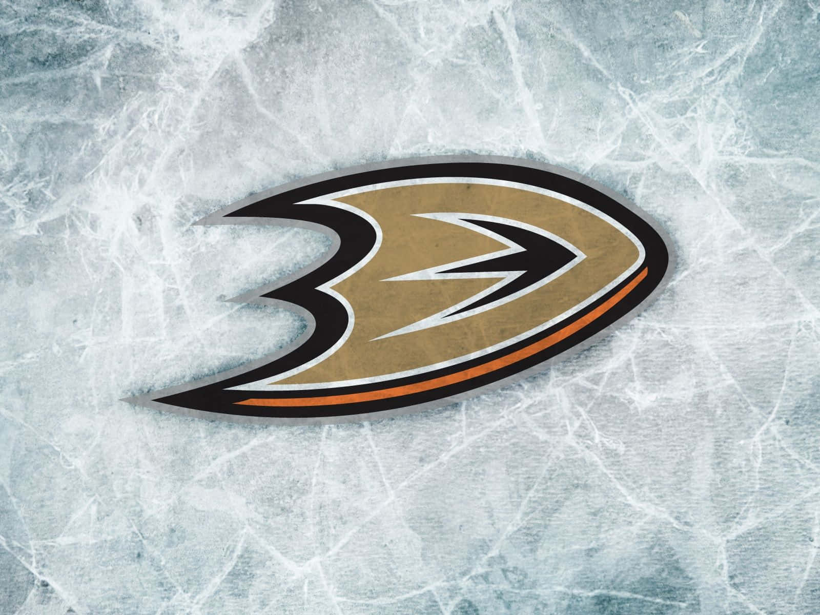 安納海姆鴨隊 桌布 壁紙 — 一個 Anaheim Ducks 標誌放置在帶有可見刮痕和裂縫的紋理冰面上。