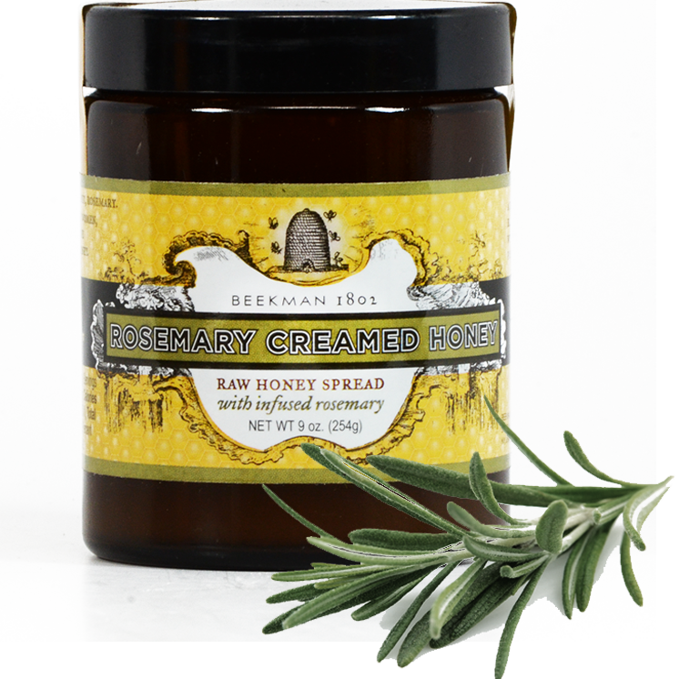 Plant 桌布 壁紙 — 一個 Beekman 1802 迷迭香奶油蜂蜜罐，旁邊有新鮮迷迭香枝，放在白色表面上。