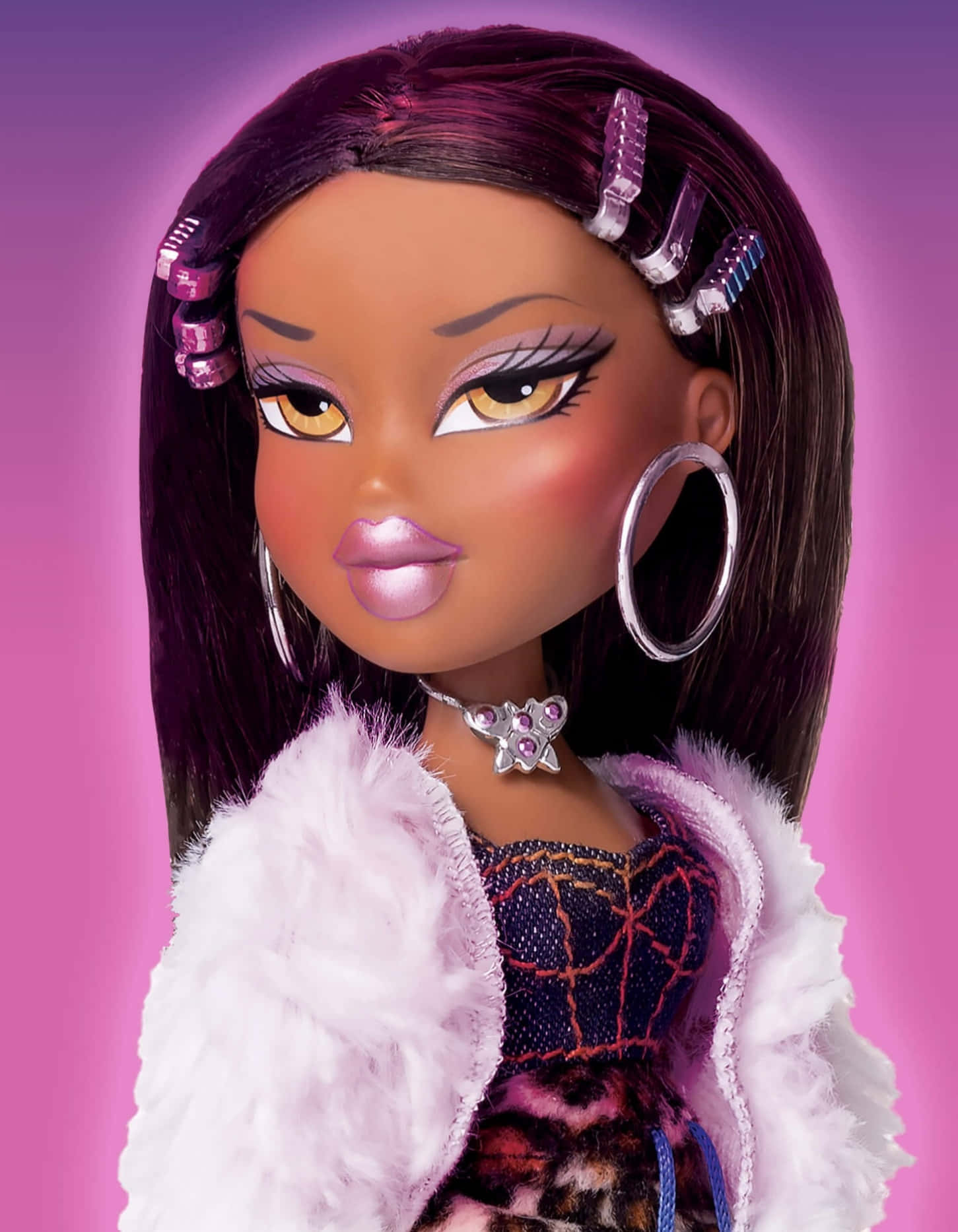 漸層 桌布 壁紙 — 一個 Bratz 娃娃，戴著紫色髮夾和耳環，在充滿活力的粉紅色漸變背景前擺姿勢。