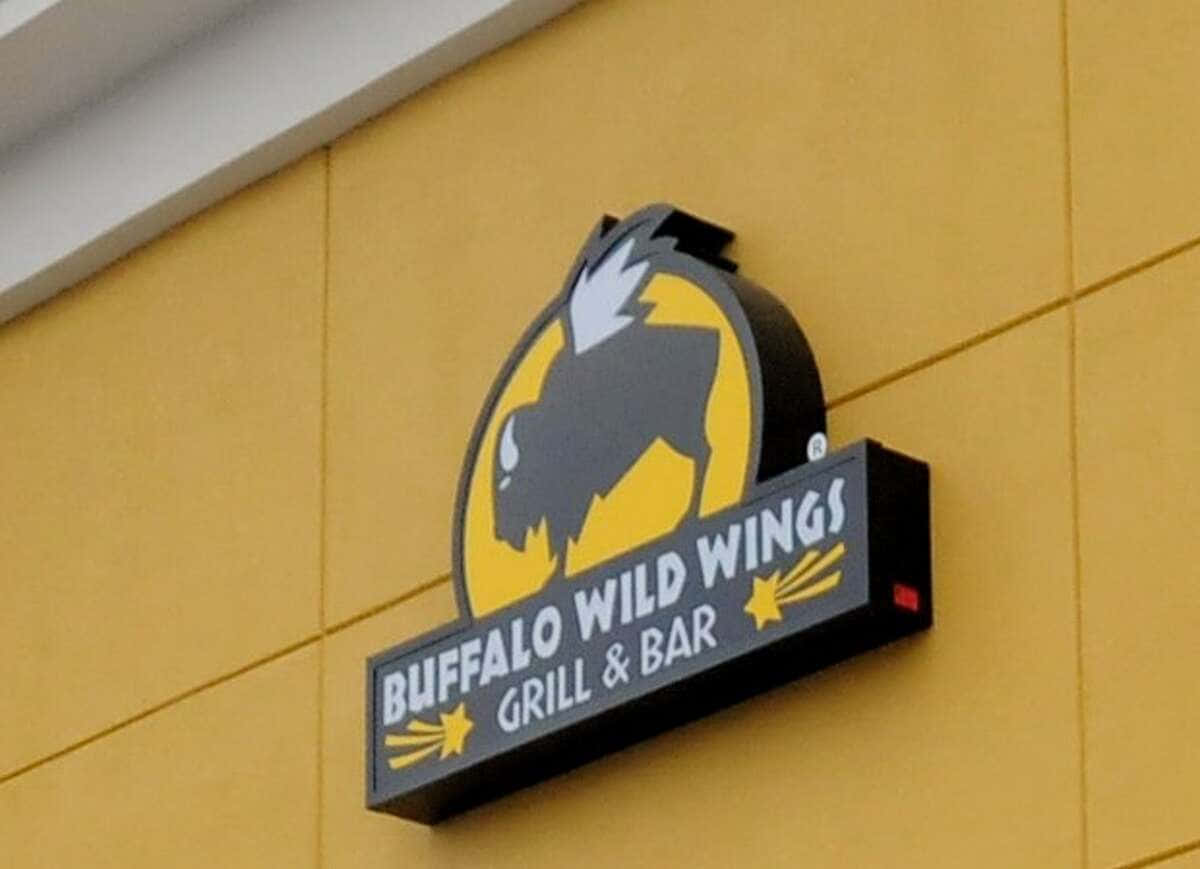 黃色牆上的 Buffalo Wild Wings 餐廳標誌 — 水牛城辣雞翅 壁紙