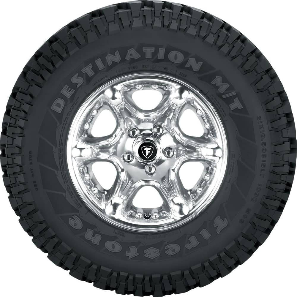 Firestone 桌布 壁紙 — 一個 Firestone Destination MT 輪胎的特寫，安裝在閃亮的鍍鉻輪圈上，帶有鮮明的胎面花紋。