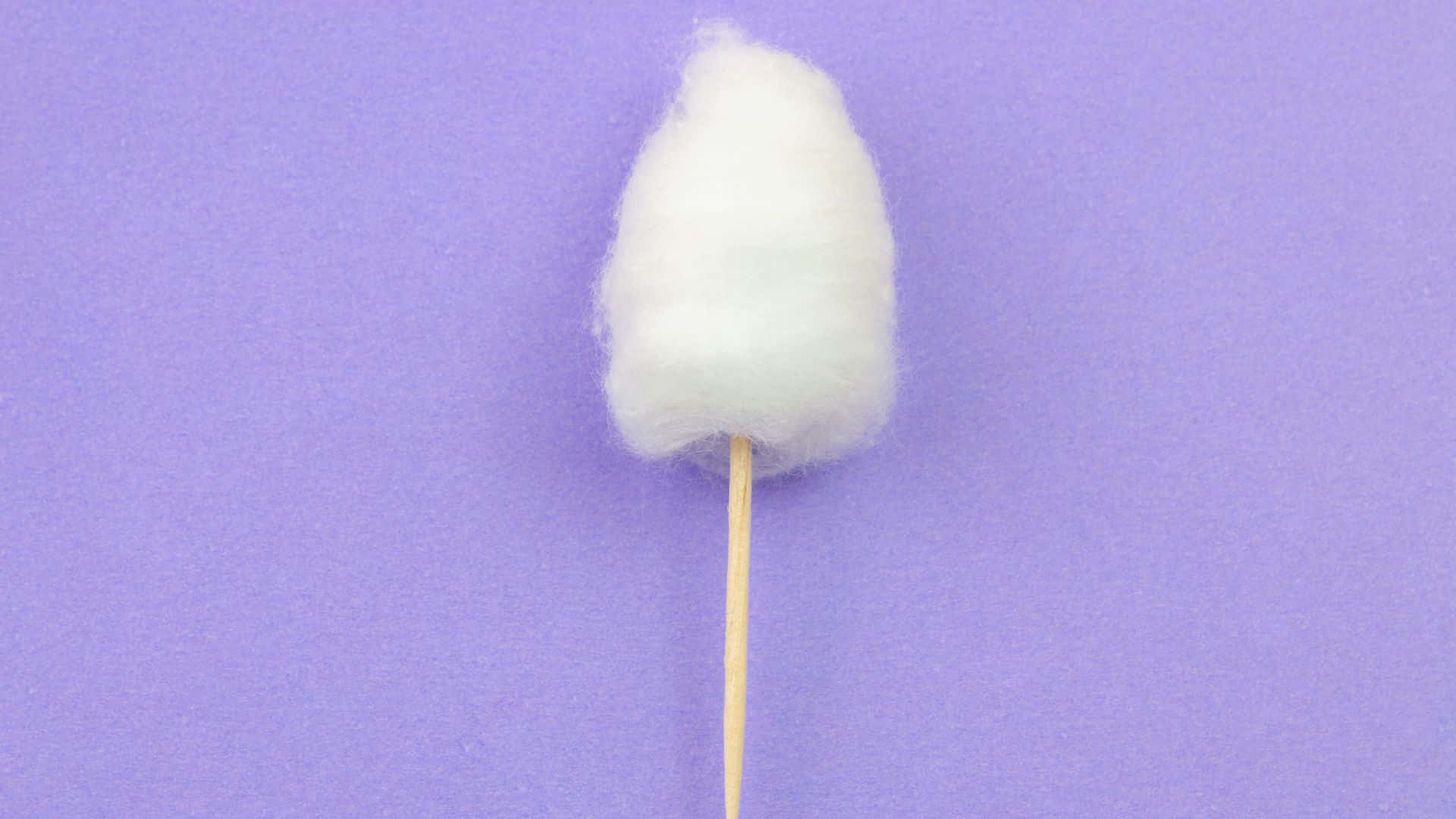 Cotton Candy 桌布 壁紙 — 一個 fluffy 白色棉花糖插在木棍上，背景是純薰衣草色。