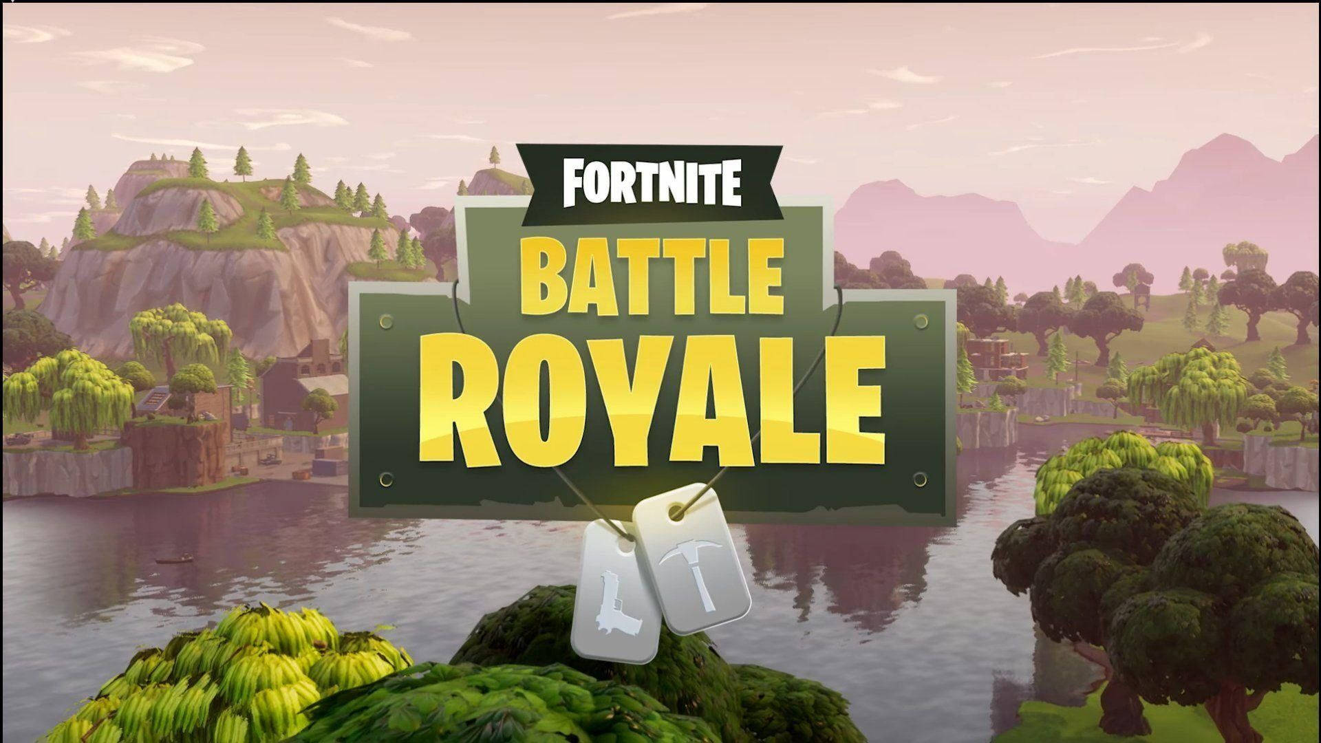 Fortnite 桌布 壁紙 — 一個 Fortnite Battle Royale 標誌懸掛在寧靜的湖面上，周圍是茂密的綠樹和遠山，天空呈現柔和的粉紅色。