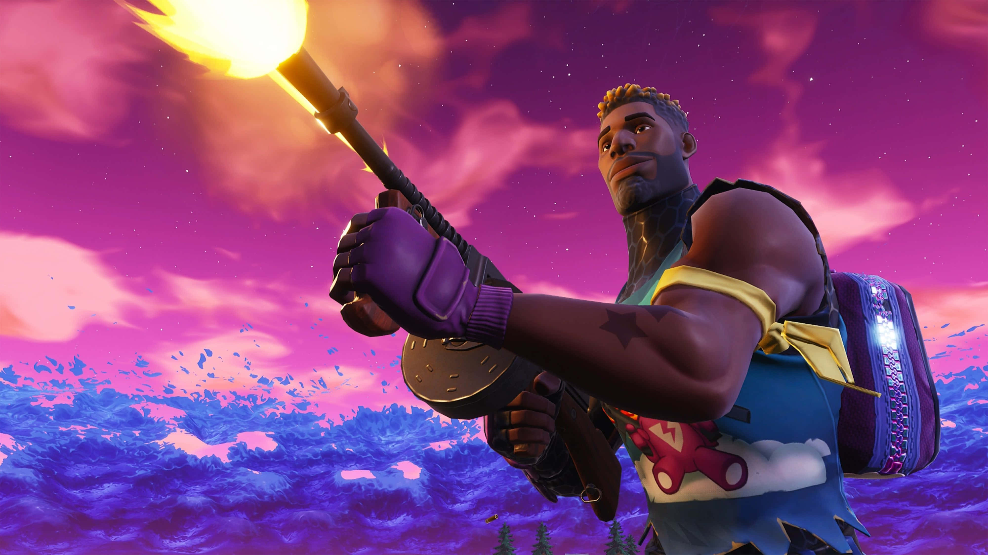 Fortnite 桌布 壁紙 — 一個 Fortnite 角色在發光的藍色水面上，對著充滿活力的紫色和粉紅色天空揮舞著燃燒的火把。