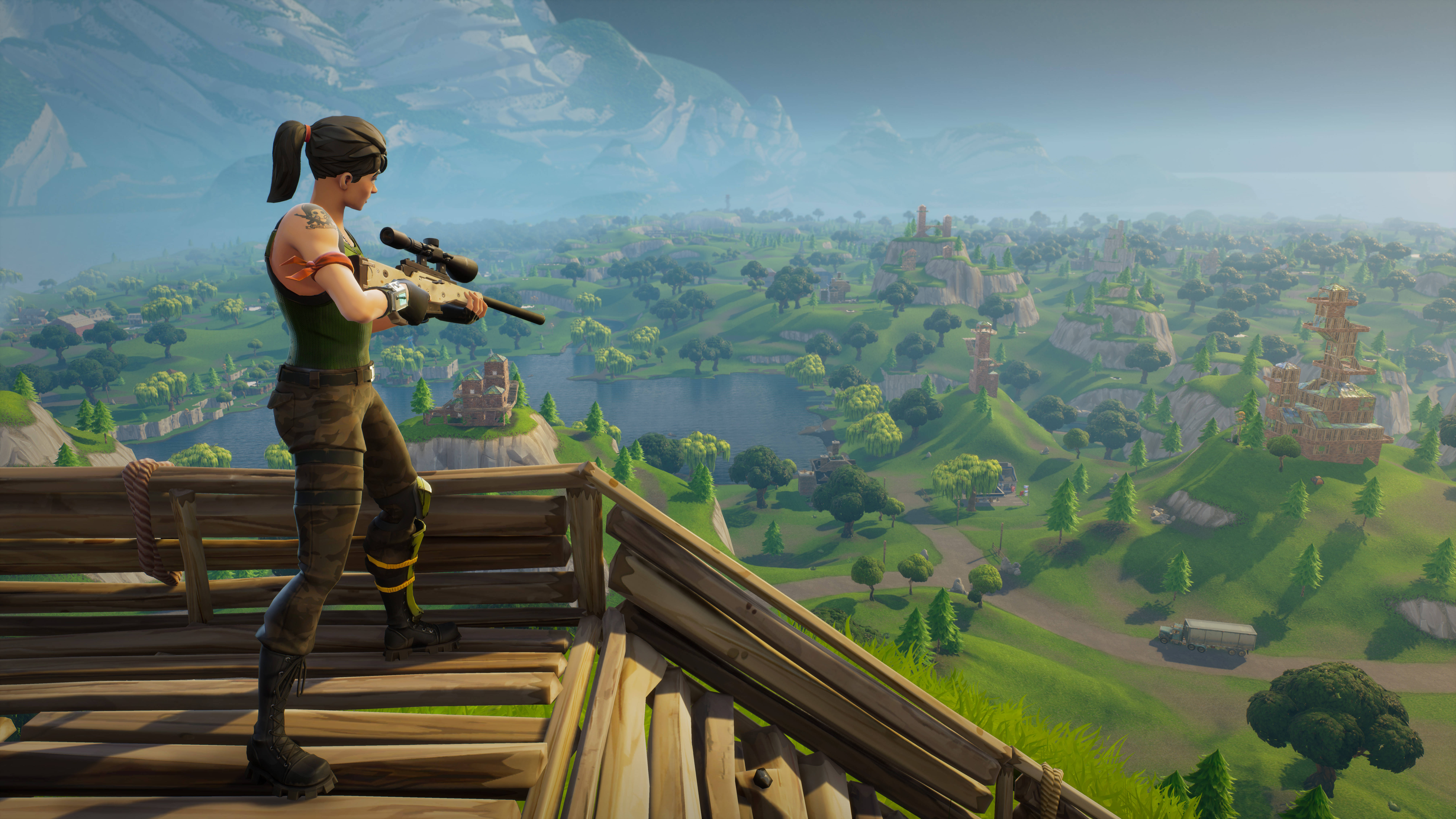4K 遊戲 桌布 壁紙 — 一個 Fortnite 角色站在木製瞭望台上，用狙擊步槍瞄準一個廣闊的綠色景觀，其中有湖泊、城堡和遠處的山脈。