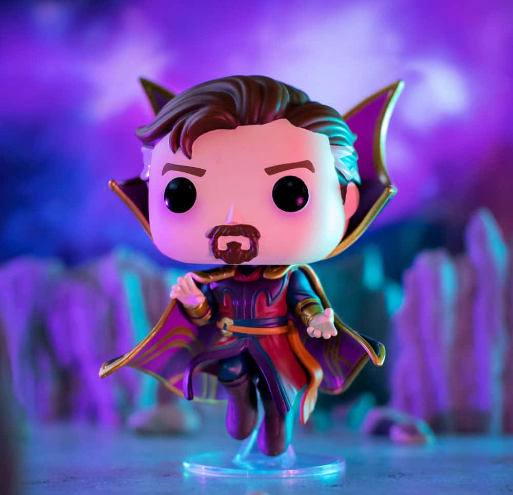 Iron Man Pop Figures 桌布 壁紙 — 一個 Funko Pop 奇異博士人偶在充滿活力的紫色和藍色霓虹燈神秘場景中擺好姿勢。