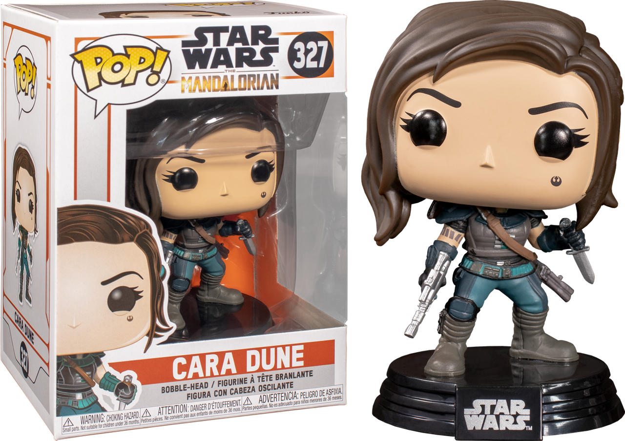 曼達洛人 桌布 壁紙 — 一個 Funko Pop! 星際大戰 卡拉·鄧恩 人偶站在其收藏盒旁邊，盒上有大膽的橙色和白色品牌標誌。