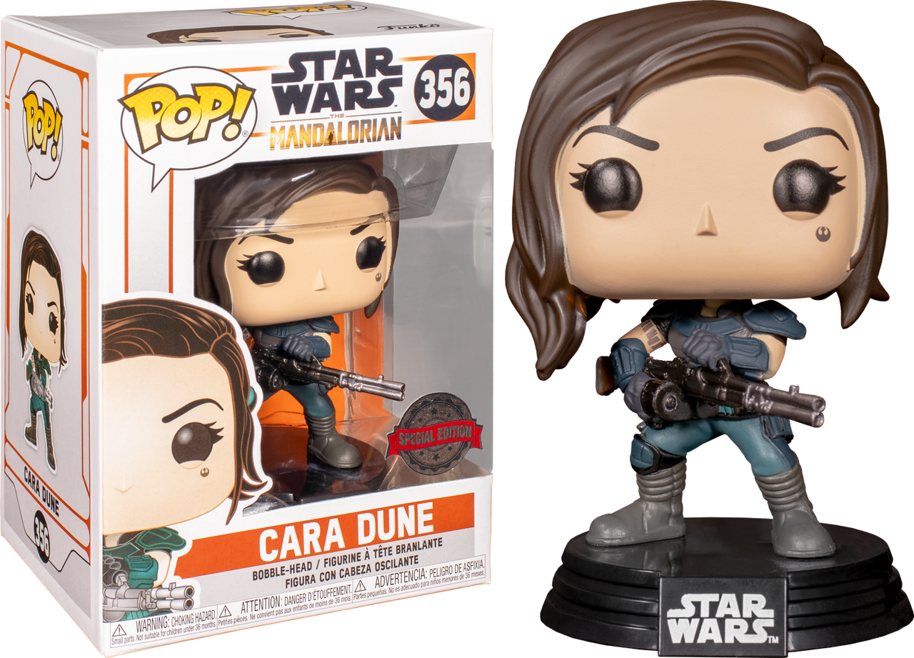 曼達洛人 桌布 壁紙 — 一個 Funko Pop! 星際大戰卡拉·鄧恩人偶站在其收藏盒旁邊，盒上顯示她身穿藍色盔甲手持爆能槍。