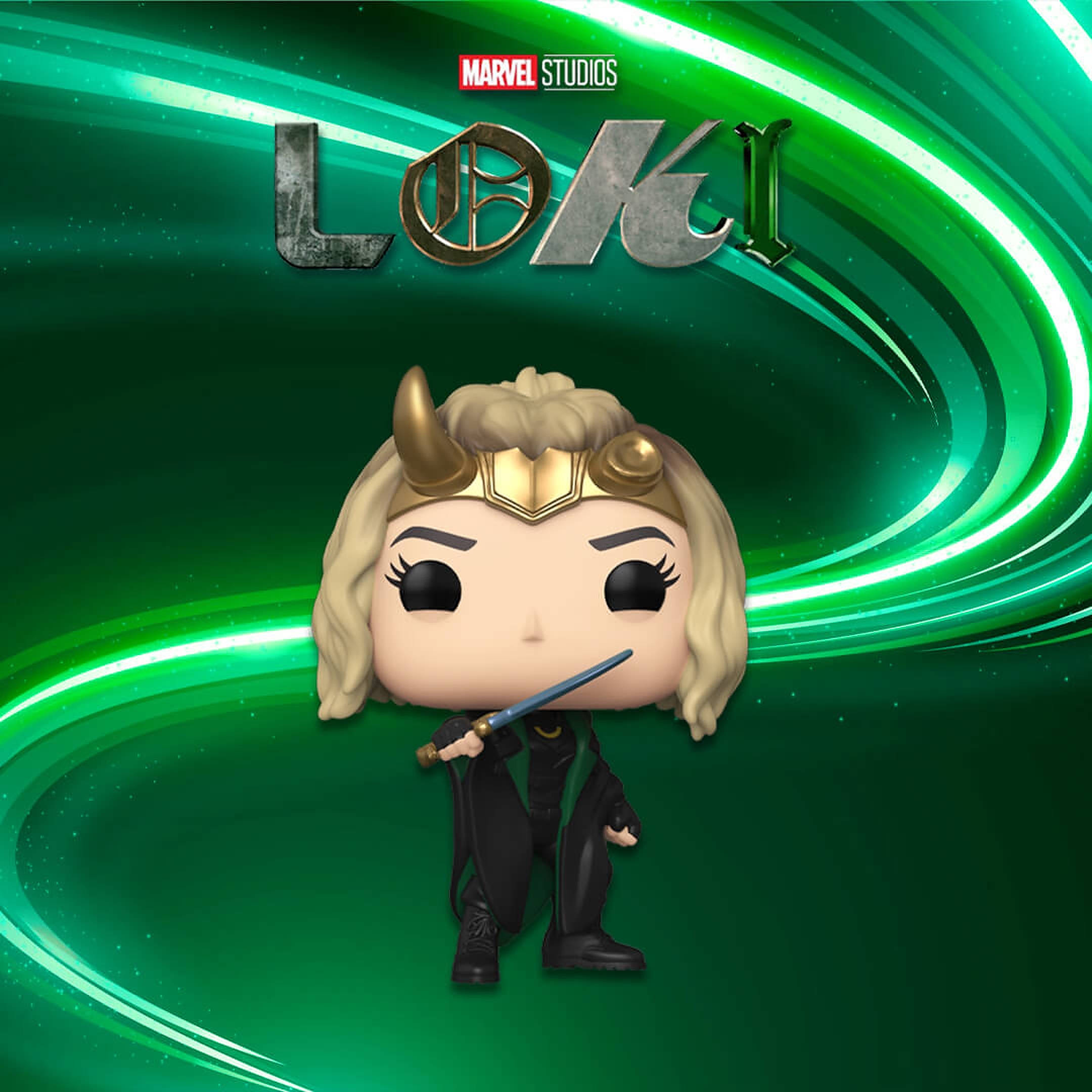 Sylvie 桌布 壁紙 — 一個 Funko Pop! 洛基人偶手持劍，背景是旋轉的綠色能量和 Marvel Studios 洛基標誌。