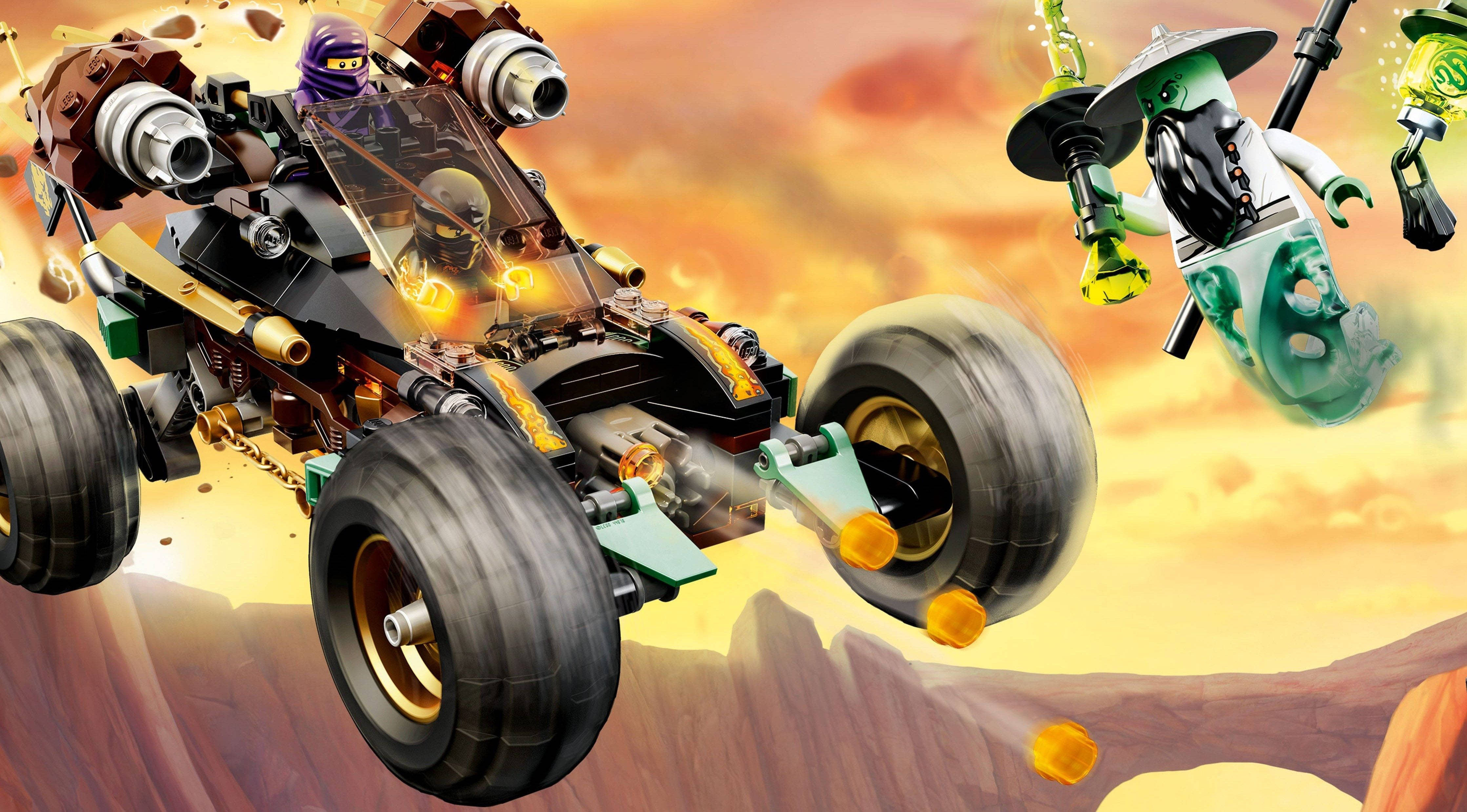 Ninjago 桌布 壁紙 — 一個 LEGO 忍者駕駛堅固的越野車穿越沙漠峽谷，同時一個綠色忍者在空中飛過。