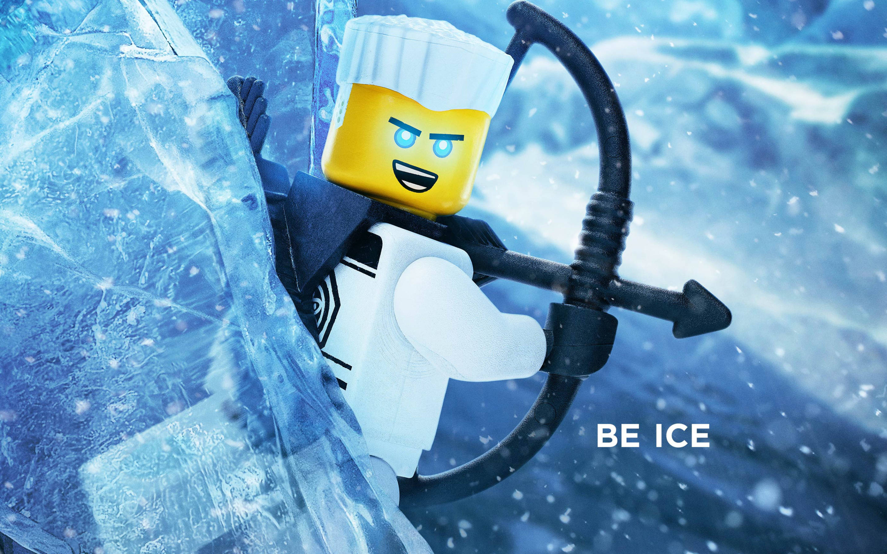Ninjago 桌布 壁紙 — 一個 LEGO 迷你人偶，擁有冰藍色眼睛和白色帽子，從半透明的冰塊中出現，手持黑色弓箭，背景是雪白的藍色。