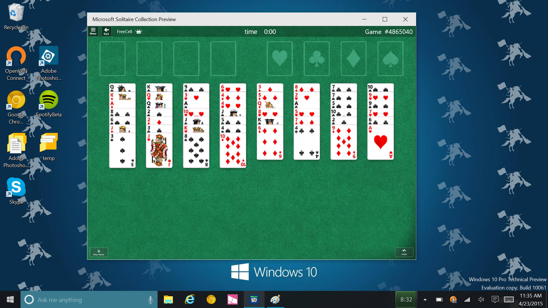 Windows 10 桌面顯示 Microsoft Solitaire 遊戲，帶有騎師壁紙。 — Microsoft 壁紙