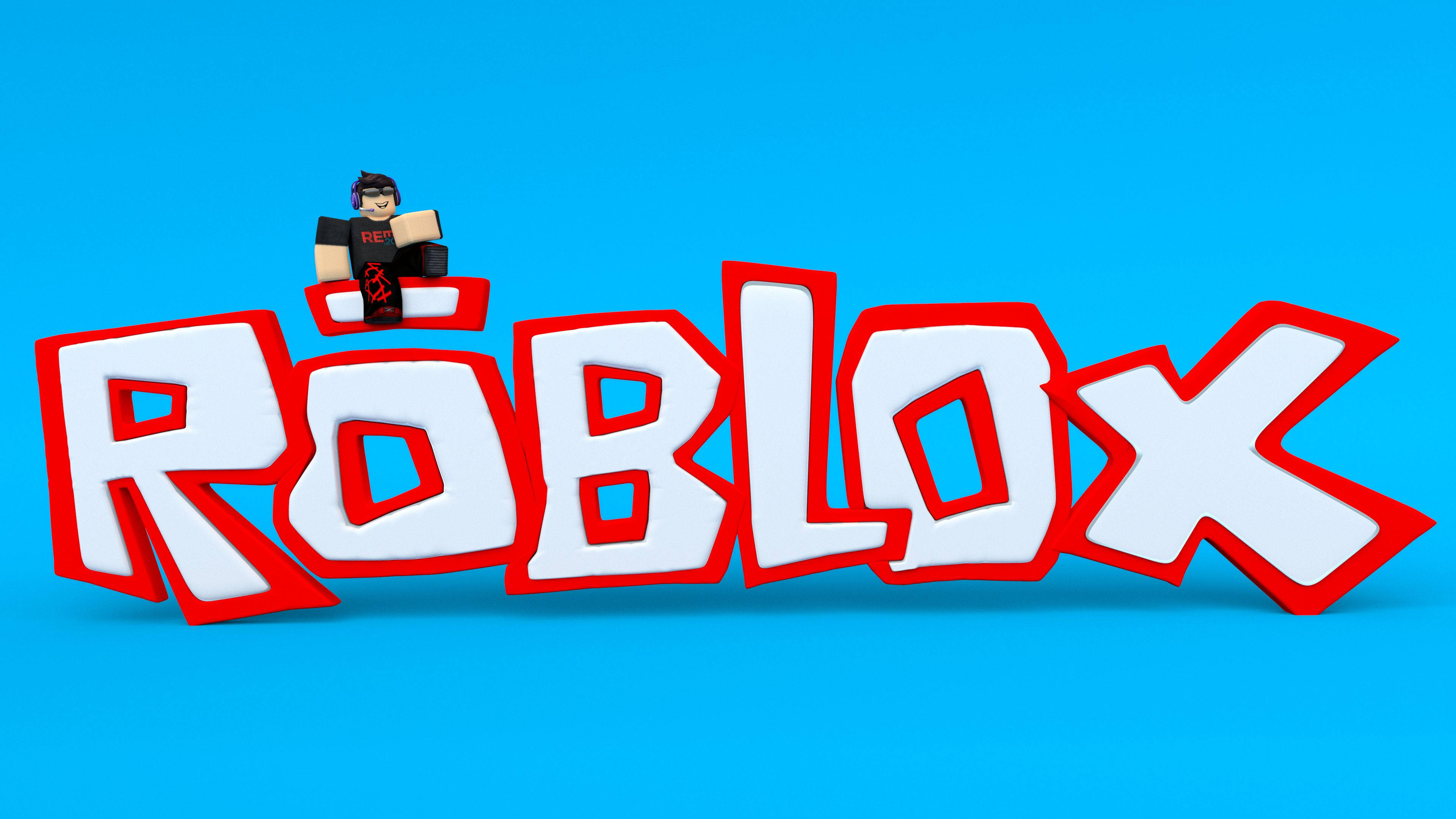 Roblox 桌布 壁紙 — 一個 Roblox 頭像坐在粗體 3D Roblox 標誌上，背景為純藍色。