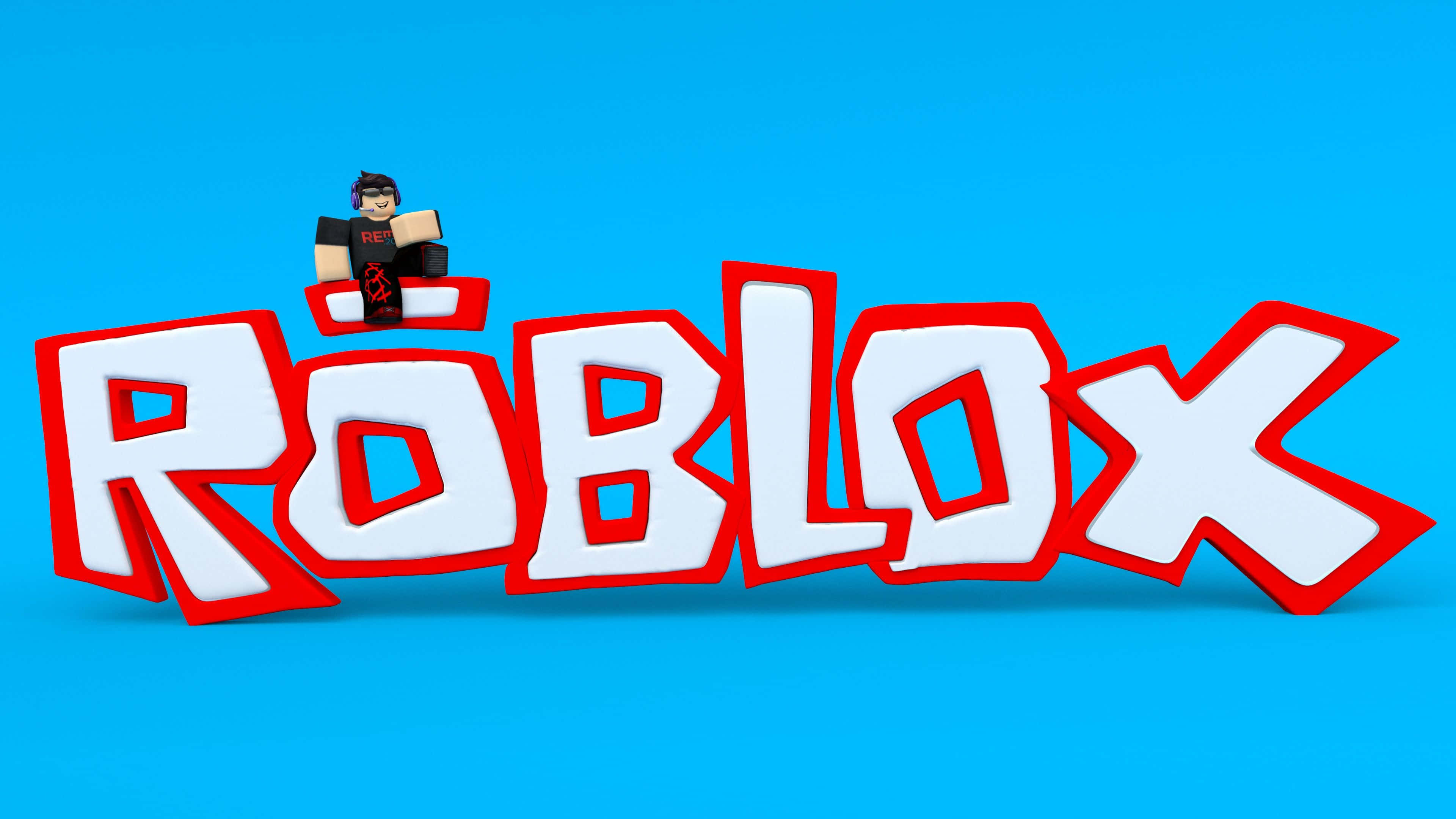 桌布 壁紙 — 一個 Roblox 頭像坐在鮮明的 3D Roblox 標誌上，背景為純藍色。