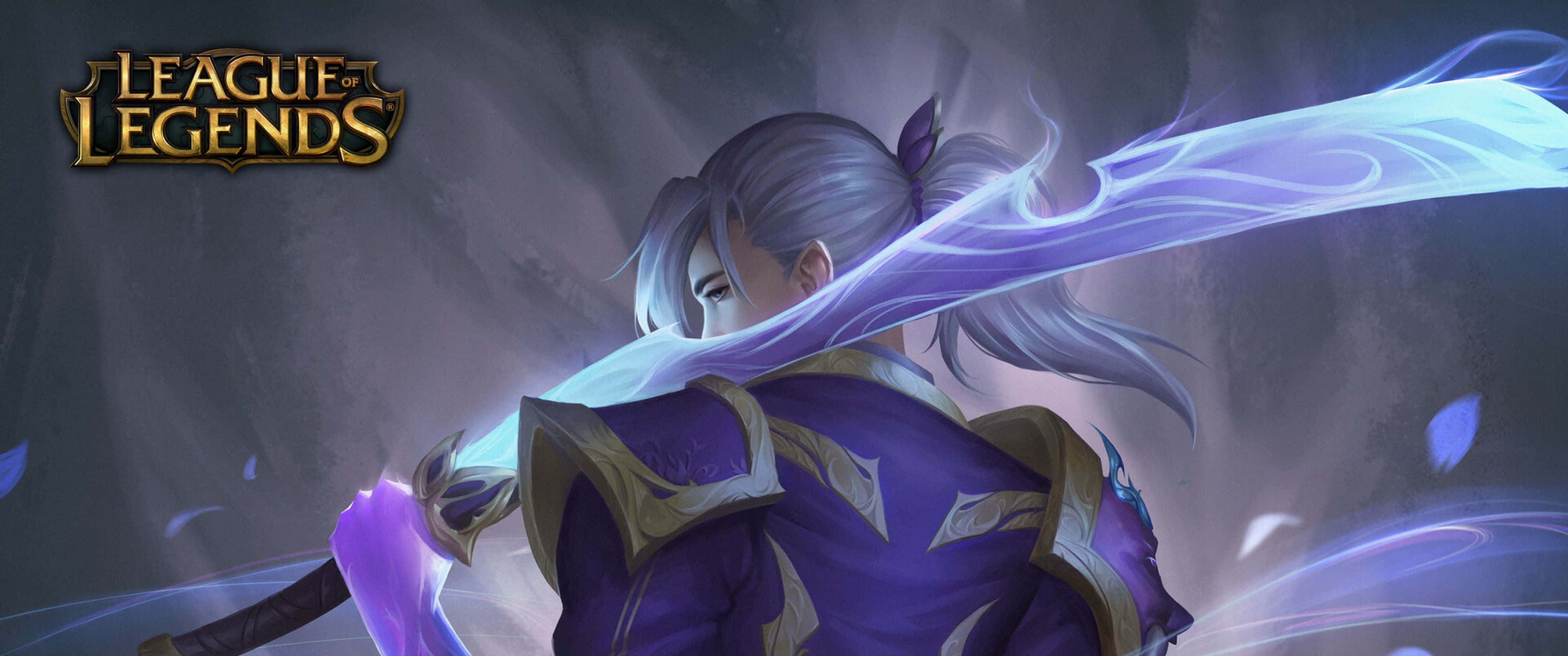 3440x1440p League Of Legends 桌布 壁紙 — 一個《英雄聯盟》角色在黑暗神秘背景下揮舞著發光的紫色劍，頭髮飄逸。