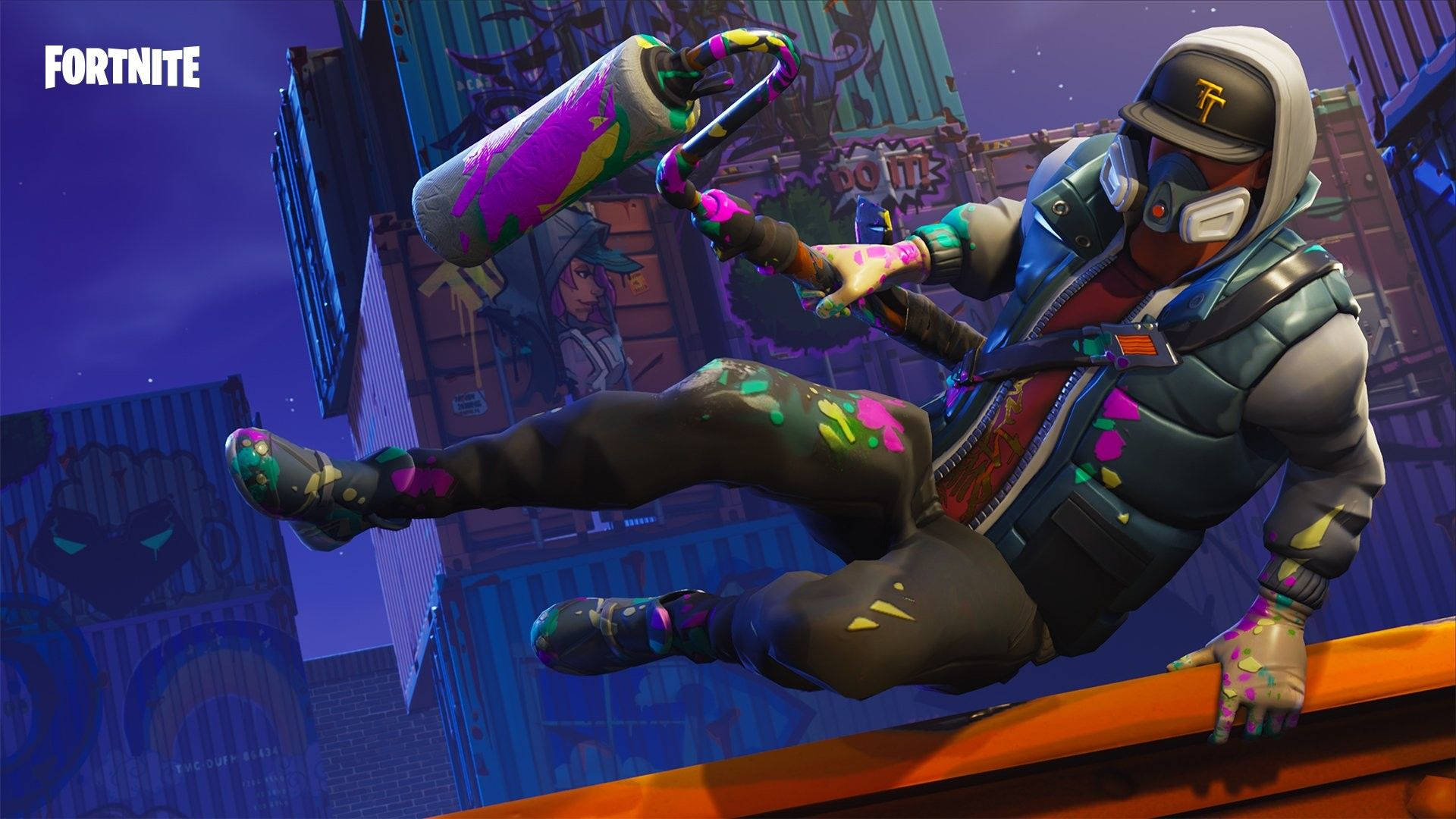 Fortnite Skins 桌布 壁紙 — 一個《要塞英雄》角色穿著連帽衫和面具，在夜晚於佈滿塗鴉的城市屋頂上揮動沾滿油漆的滾筒。