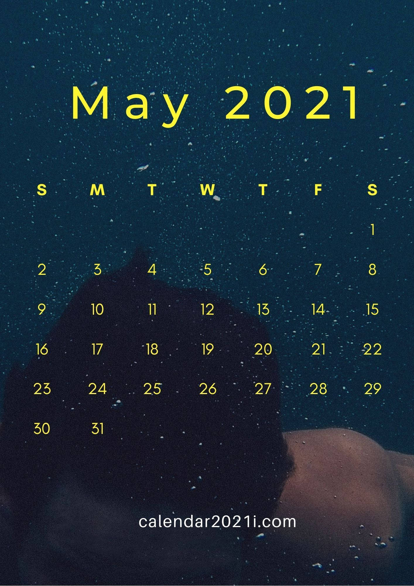 May 桌布 壁紙 — 一個2021年5月的日曆，黃色文字漂浮在黑暗的水下場景上，顯示一個人的肩膀和頭部。