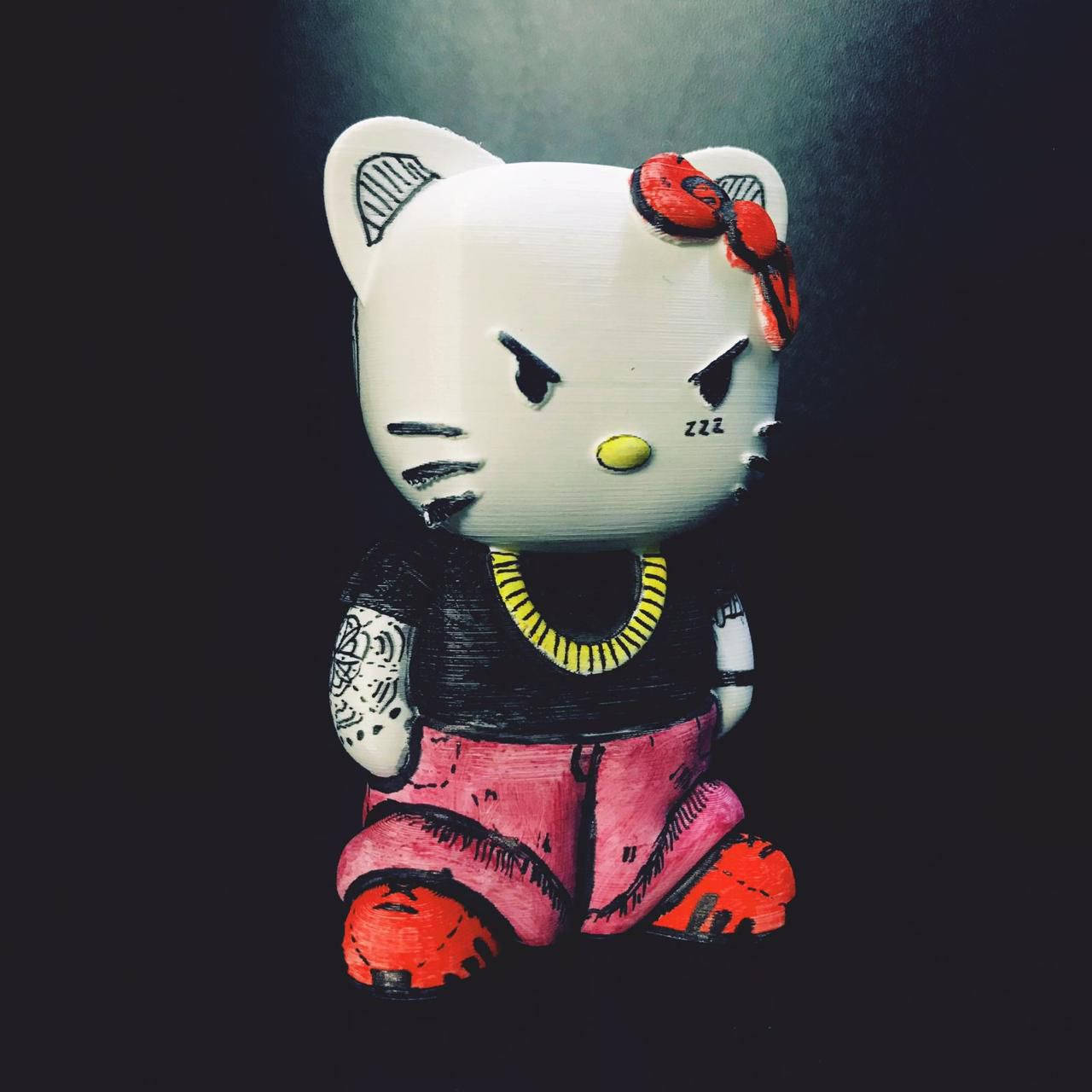 Hello Kitty Halloween 桌布 壁紙 — 一個3D列印的Hello Kitty公仔，帶有憤怒表情、刺青和塗鴉風格服裝，在戲劇性的聚光燈下。