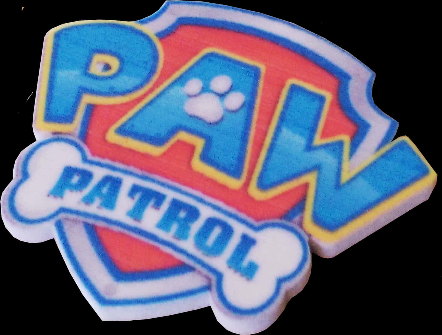 Paw Patrol Logo 桌布 壁紙 — 一個3D列印的Paw Patrol標誌，採用藍色、紅色和白色，在黑色背景上脫穎而出。