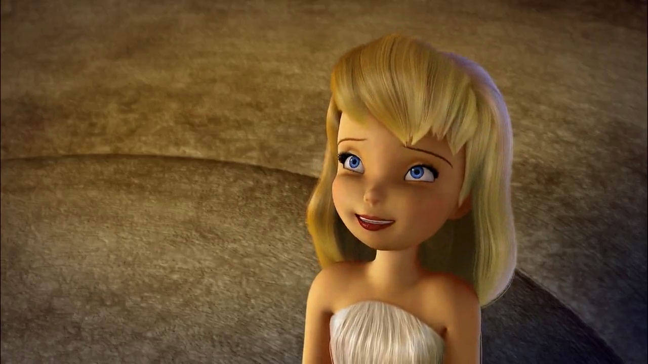 Tinker Bell 桌布 壁紙 — 一個3D動畫女孩，金髮藍眼，在紋理棕色背景上溫柔微笑。