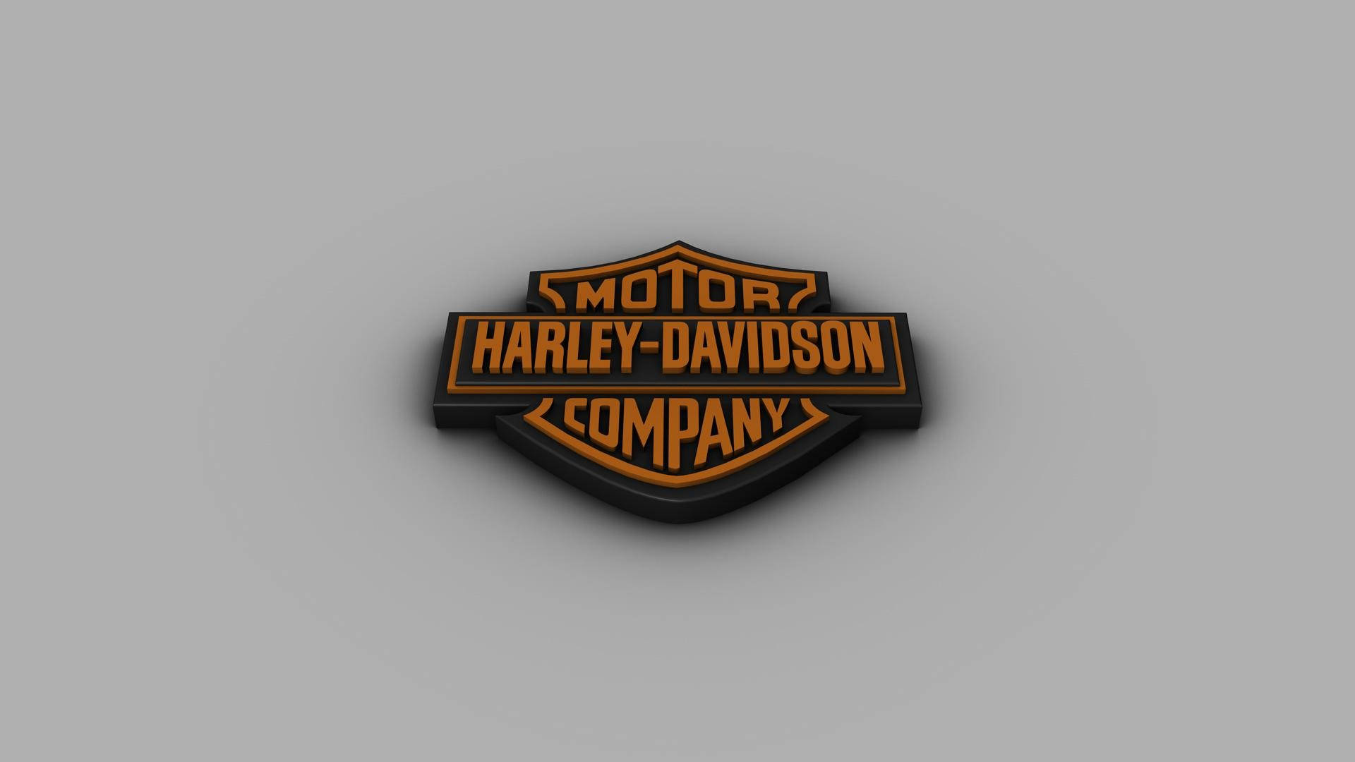 Harley 桌布 壁紙 — 一個3D渲染的Harley-Davidson標誌，灰色背景上帶有橙色和黑色字體。